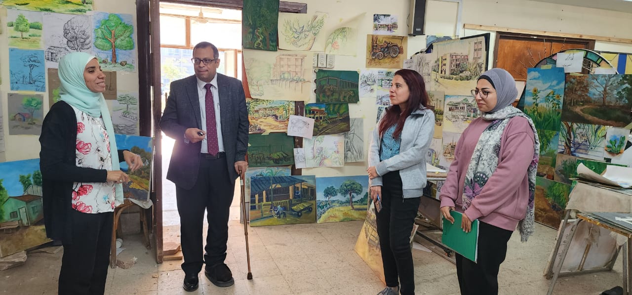 تفقد السيد الاستاذ الدكتور/ خالد صلاح عميد الكلية تقييم اعمال الطلاب في مقرر المناظر الخلوية للفرقة الثالثة بشعبتي التصوير _ والتصوير الجداري