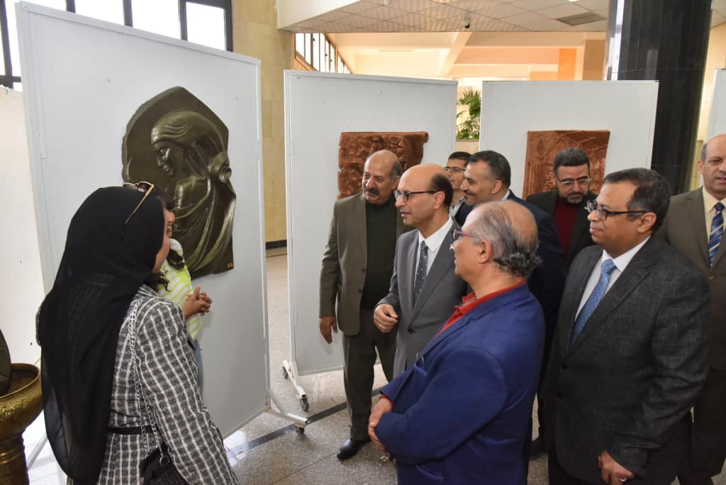 رئيس جامعة أسيوط يفتتح المعرض الفني الأول لطلاب قسم النحت بكلية الفنون الجميلة بعنوان "أنشودة طلابية بين الواقع والخيال"