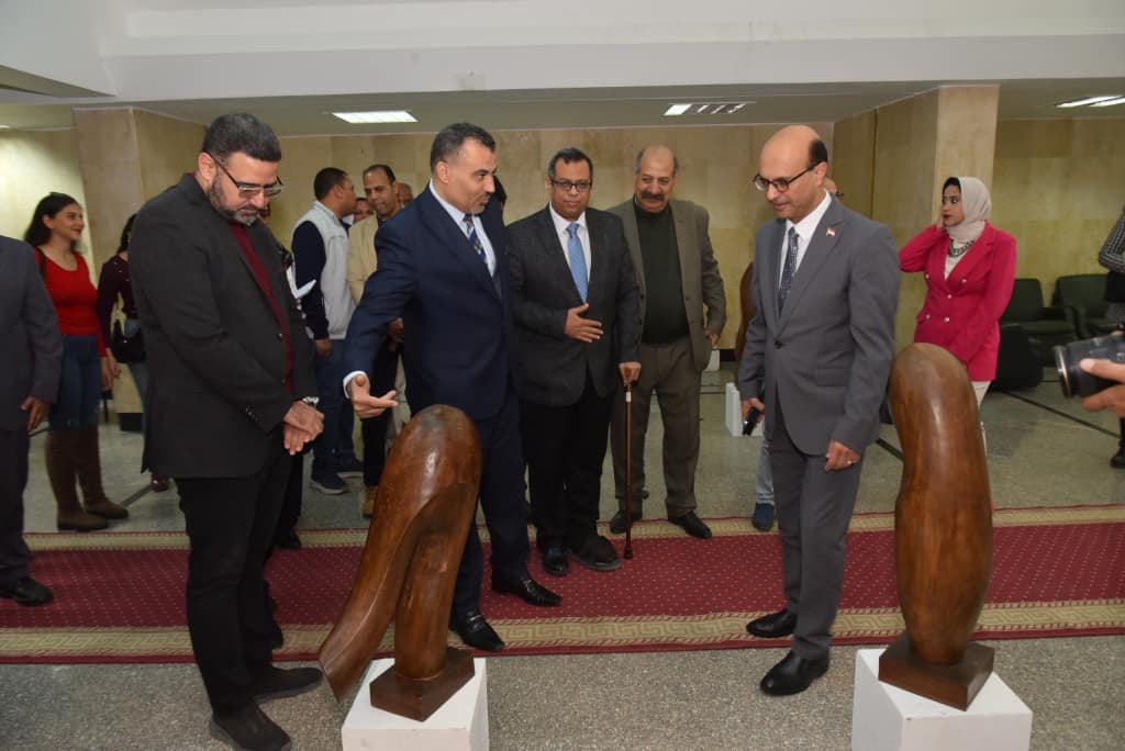 رئيس جامعة أسيوط يفتتح المعرض الفني الأول لطلاب قسم النحت بكلية الفنون الجميلة بعنوان "أنشودة طلابية بين الواقع والخيال"