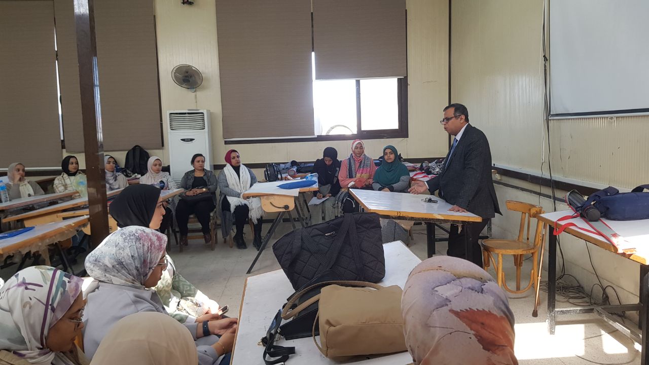 عميد الكلية يعقد اجتماع مع الهيئة المعاونة. 