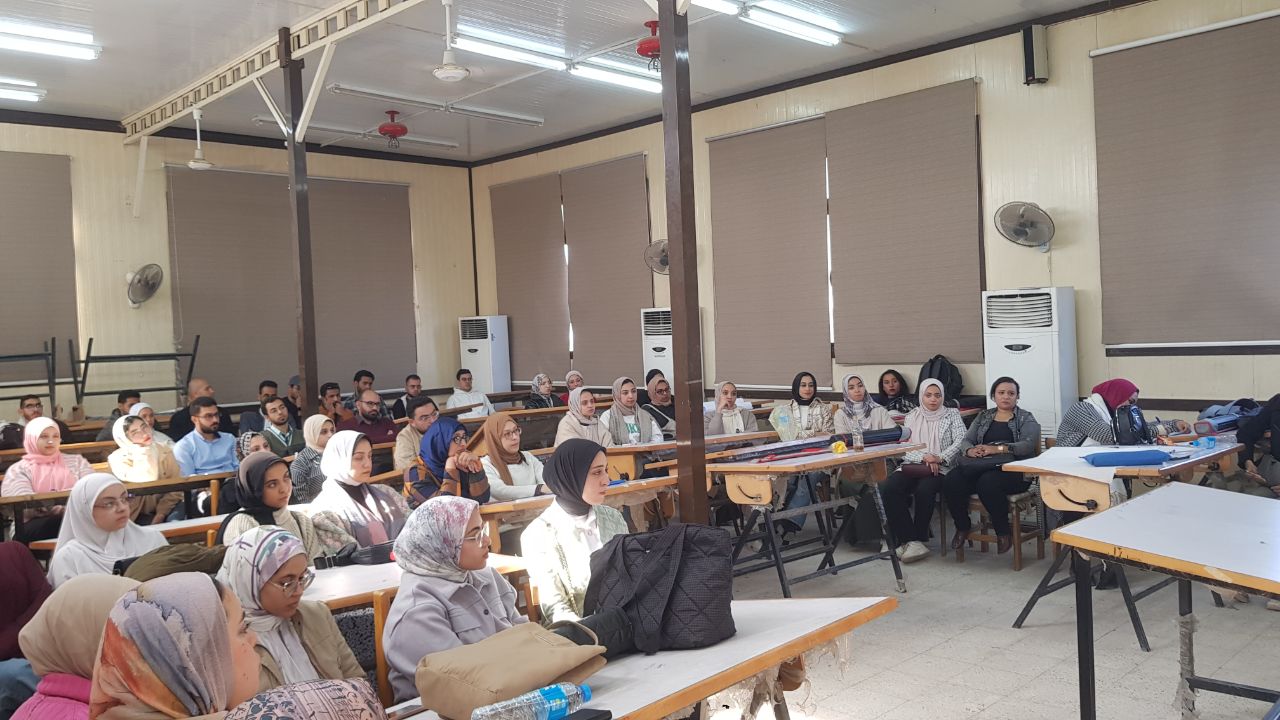 عميد الكلية يعقد اجتماع مع الهيئة المعاونة. 