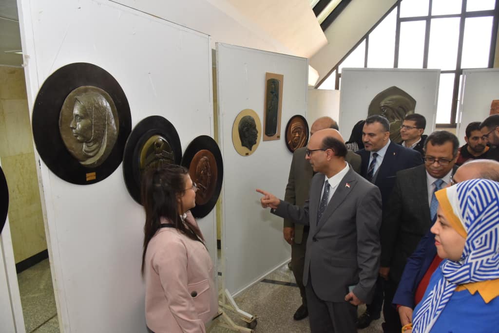 رئيس جامعة أسيوط يفتتح المعرض الفني الأول لطلاب قسم النحت بكلية الفنون الجميلة بعنوان "أنشودة طلابية بين الواقع والخيال"