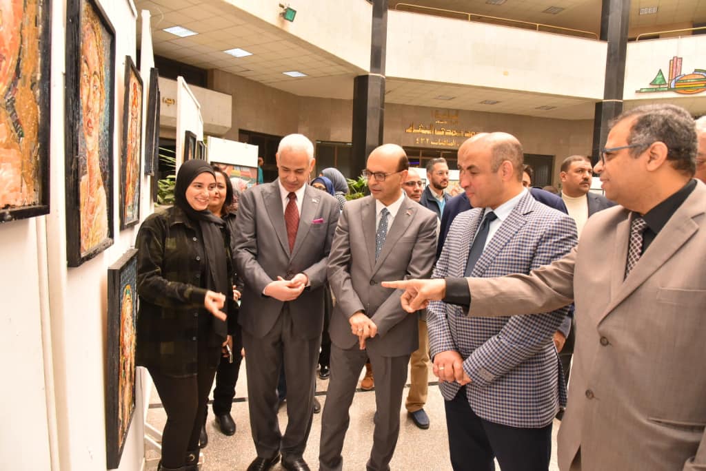 رئيس جامعة أسيوط يفتتح معرض "إبداعات الموزاييك" لقسم التصوير بكلية الفنون الجميلة