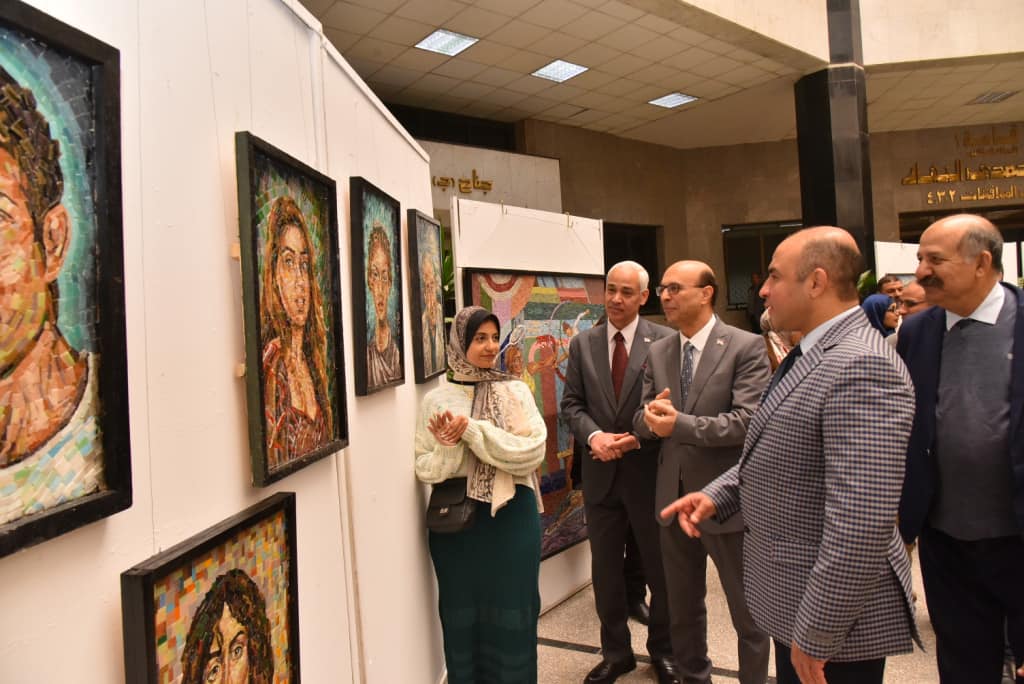 رئيس جامعة أسيوط يفتتح معرض "إبداعات الموزاييك" لقسم التصوير بكلية الفنون الجميلة