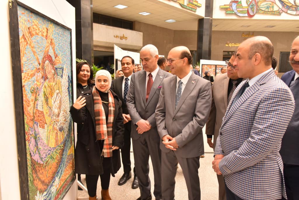 رئيس جامعة أسيوط يفتتح معرض "إبداعات الموزاييك" لقسم التصوير بكلية الفنون الجميلة