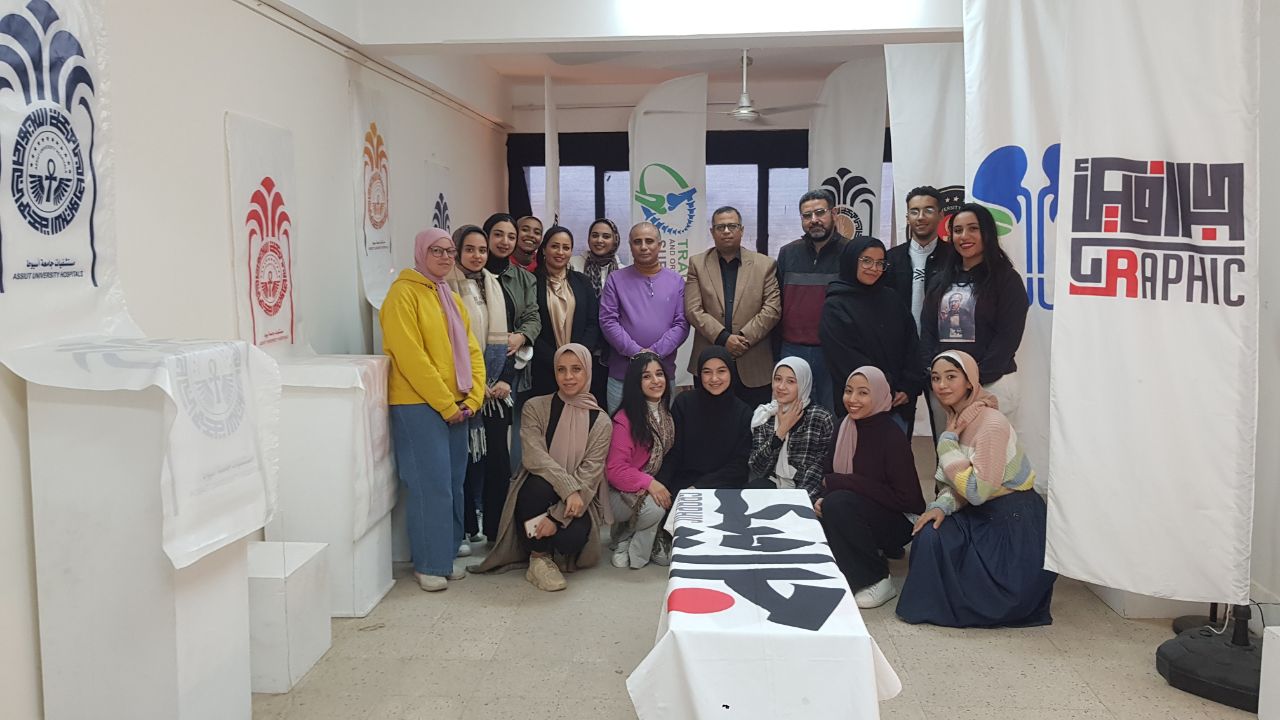 تفقدالسيد الاستاذ الدكتور / عميد الكلية لمعرض السيدة الدكتورة/ نهي سعيد مفتي المدرس بقسم الجرافيك بالكلية