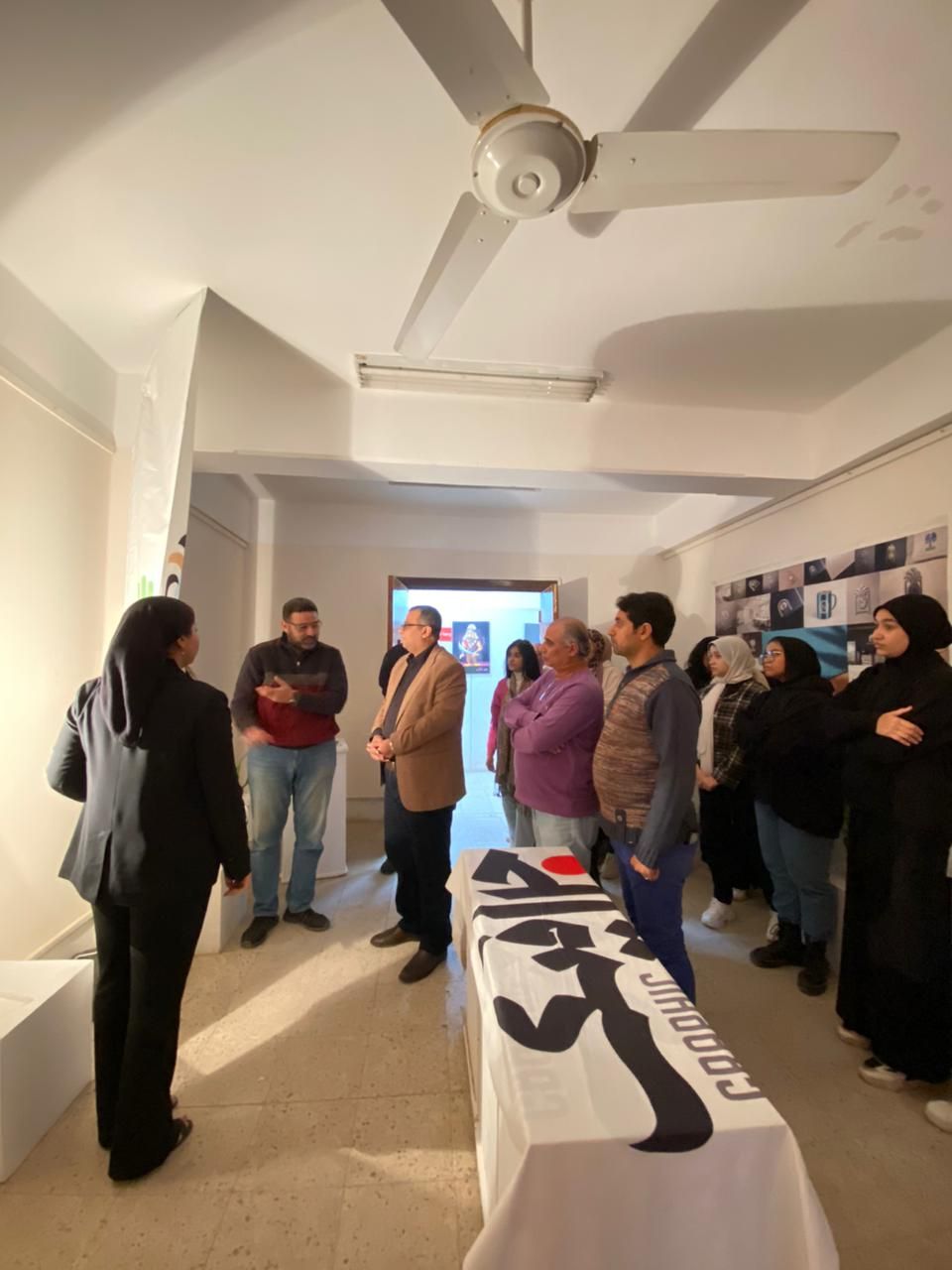 تفقدالسيد الاستاذ الدكتور / عميد الكلية لمعرض السيدة الدكتورة/ نهي سعيد مفتي المدرس بقسم الجرافيك بالكلية