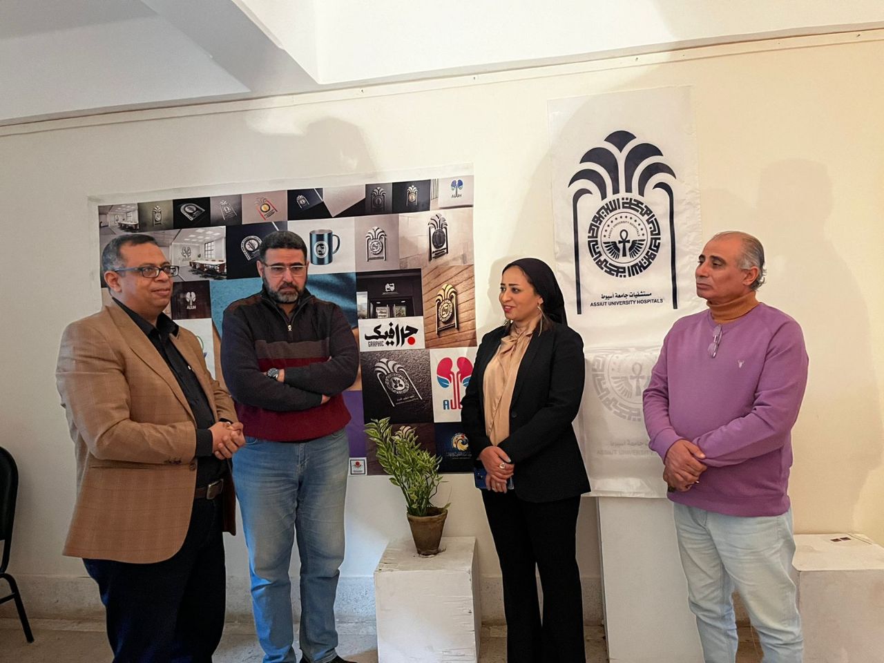 تفقدالسيد الاستاذ الدكتور / عميد الكلية لمعرض السيدة الدكتورة/ نهي سعيد مفتي المدرس بقسم الجرافيك بالكلية