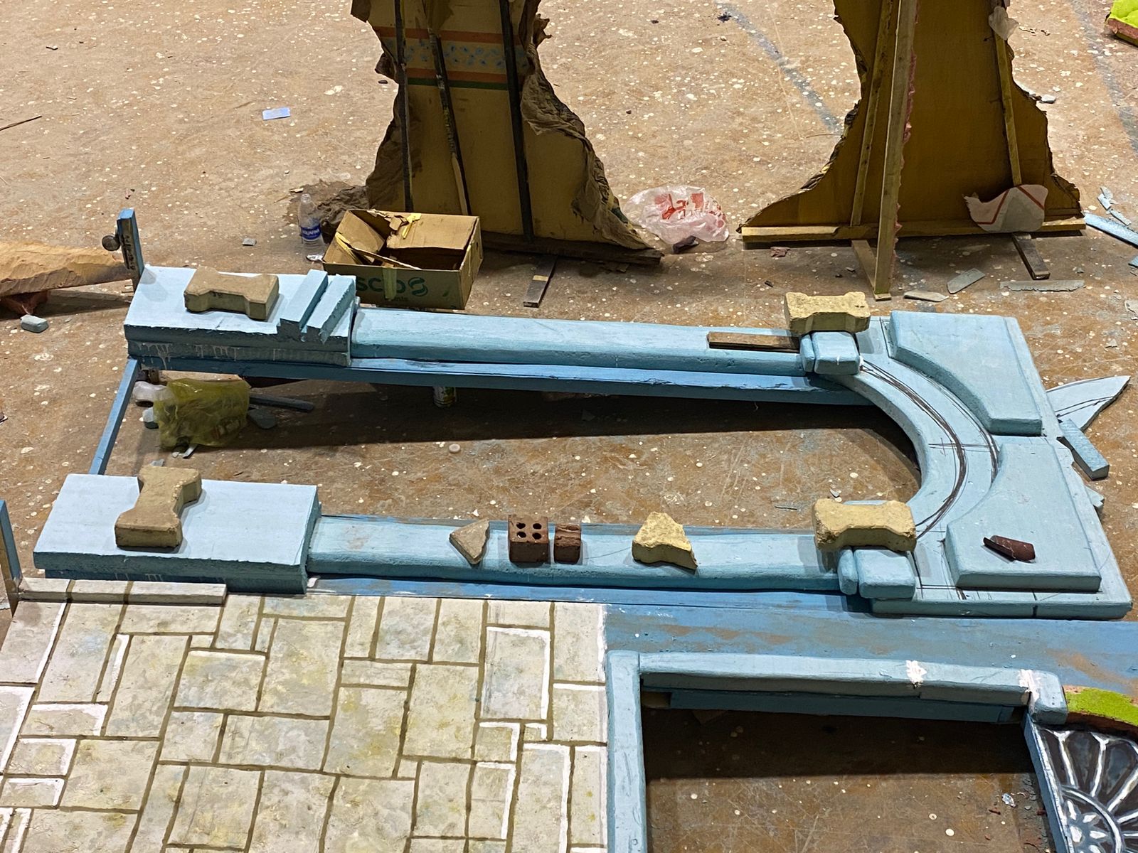 كلية الفنون الجميلة تصمم ديكورات العرض المسرحي "نعيمة"