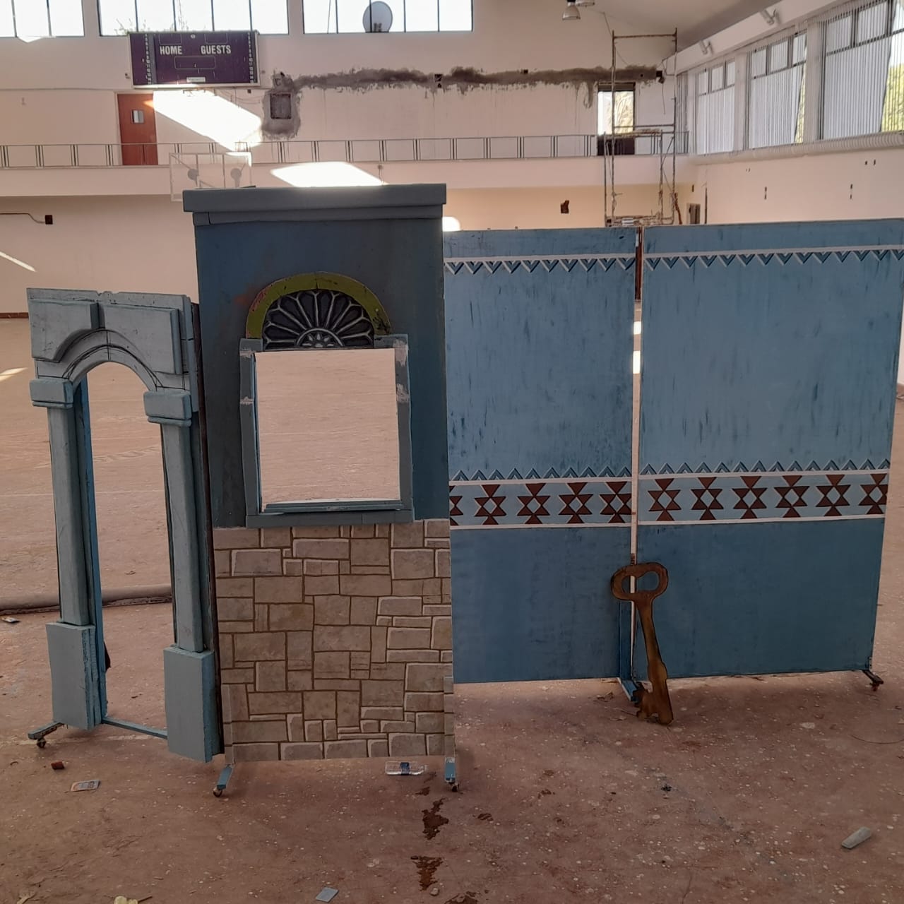 كلية الفنون الجميلة تصمم ديكورات العرض المسرحي "نعيمة"