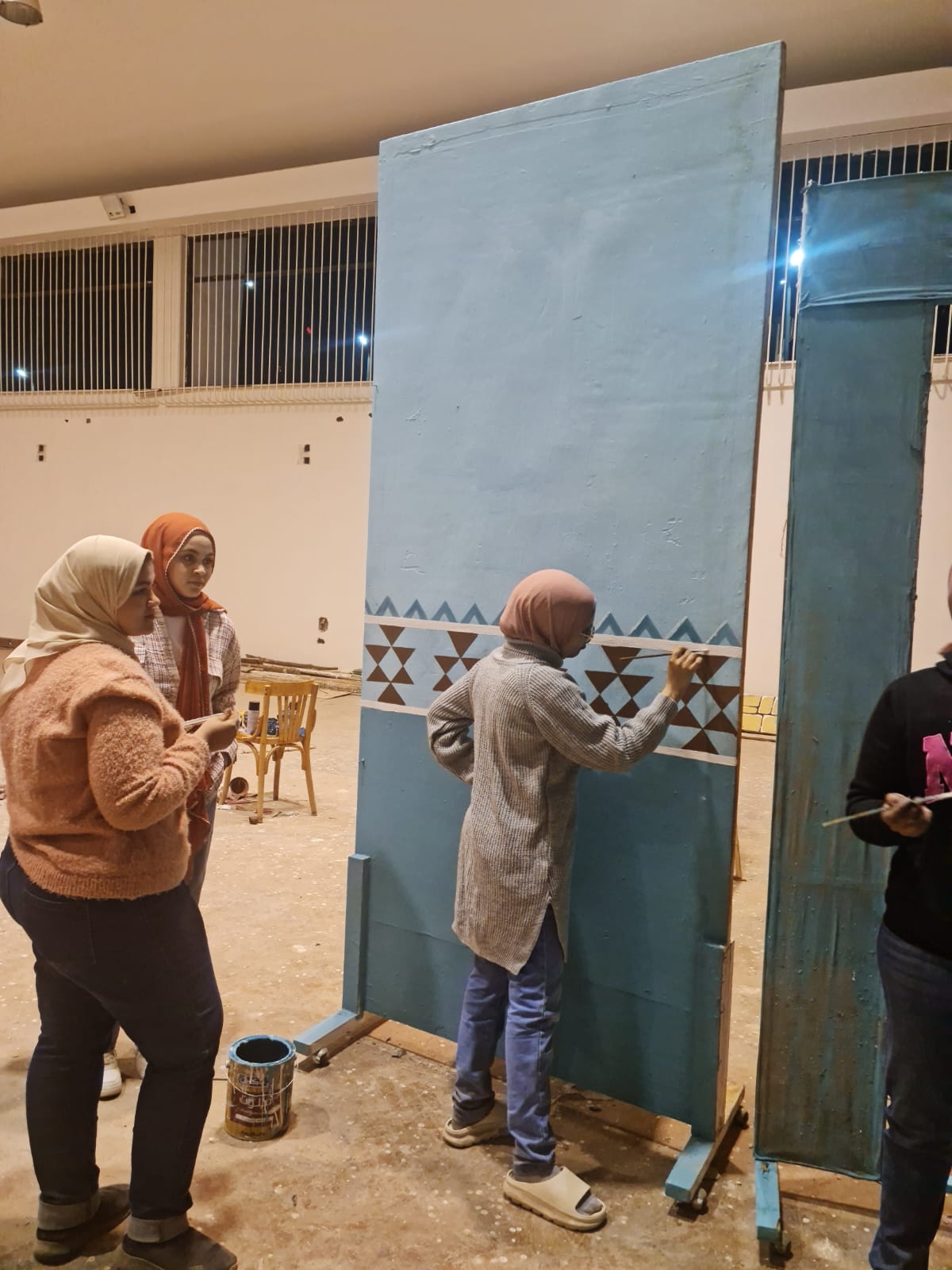 كلية الفنون الجميلة تصمم ديكورات العرض المسرحي "نعيمة"