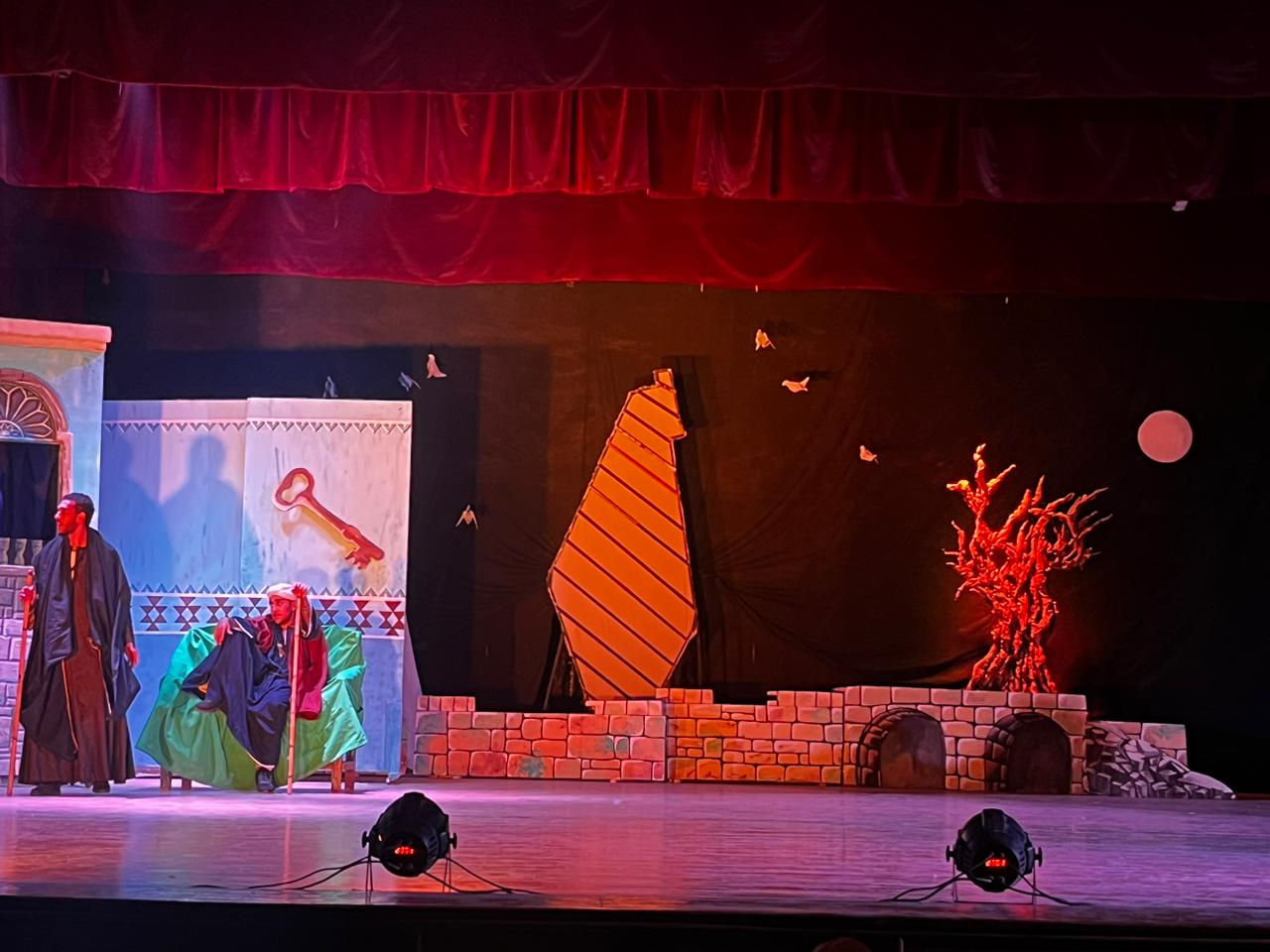 كلية الفنون الجميلة تصمم ديكورات العرض المسرحي "نعيمة"