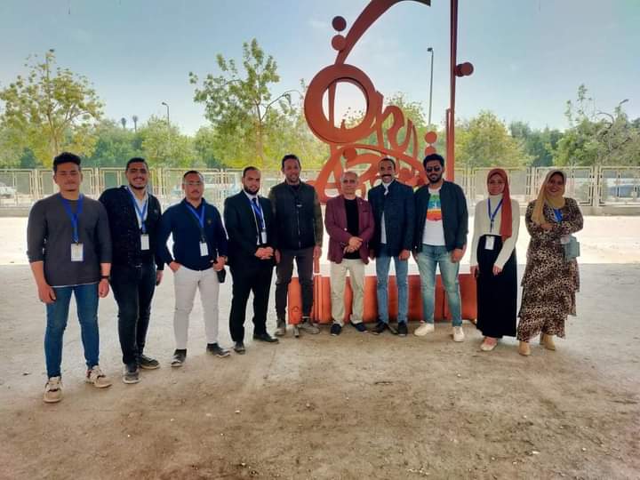 مشاركة الأستاذ الدكتور/محمد محمد عبد الحكيم وكيل الكليه لشئون التعليم والطلاب  فى سمبوزيوم النحت والخزف بكلية التربية النوعية جامعة جنوب الوادي فى الفترة من ١٩ إلى ٢٩ مارس ٢٠٢٢ م  بعمل نحتى باسم ( كنزى ) تكوين لــ (ومن يتقى الله يجعل له مخرجا)