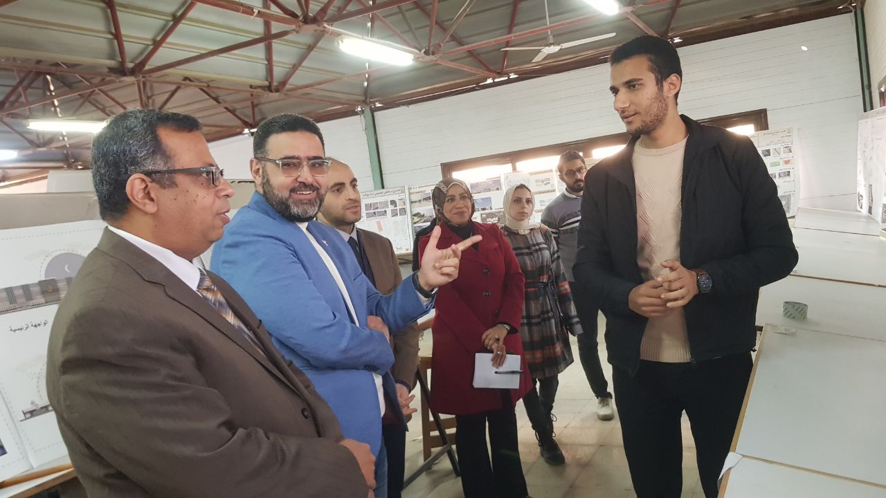 عميد الكلية يتابع تحكيم مشروعات التصميم المعماري.