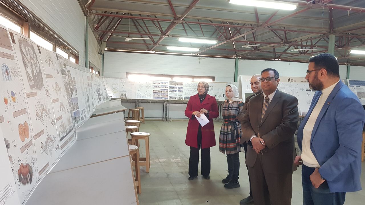 عميد الكلية يتابع تحكيم مشروعات التصميم المعماري.