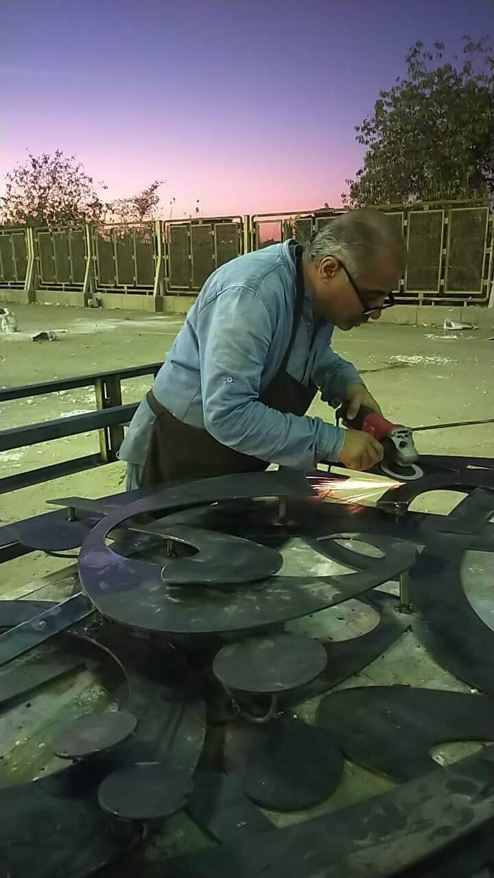 مشاركة الأستاذ الدكتور/محمد محمد عبد الحكيم وكيل الكليه لشئون التعليم والطلاب  فى سمبوزيوم النحت والخزف بكلية التربية النوعية جامعة جنوب الوادي فى الفترة من ١٩ إلى ٢٩ مارس ٢٠٢٢ م  بعمل نحتى باسم ( كنزى ) تكوين لــ (ومن يتقى الله يجعل له مخرجا)