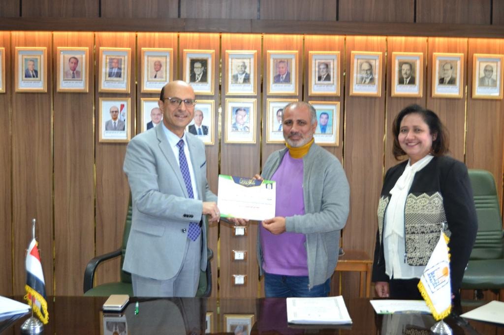 الأستاذ الدكتور أحمد المنشاوي نائب رئيس الجامعة لشئون الدراسات العليا والبحوث والمشرف على كلية الفنون الجميلة يكرم فريق عمل كلية الفنون الجميلة المتقدمين للمنافسة في جائزة جامعة أسيوط للجودة والتميز الحكومي في نسختها الأولى تقديراً لمشاركتهم الإيجابية وذلك فى حضور السادة أعضاء مجلس كلية الفنون الجميلة