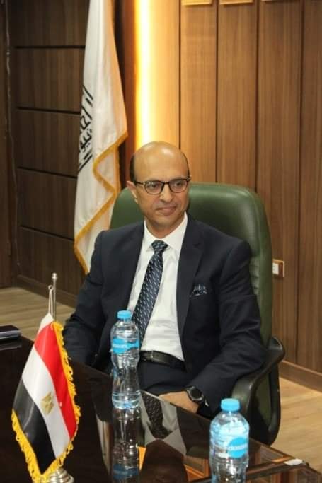 الدكتور أحمد المنشاوي نائب رئيس جامعة أسيوط لشئون الدراسات العليا والبحوث والمشرف على كلية الفنون الجميلة يستقبل أعضاء لجان تحكيم مشروع تخرج الدفعة الثانية لطلاب الفرقة الرابعة بكلية الفنون الجميلة