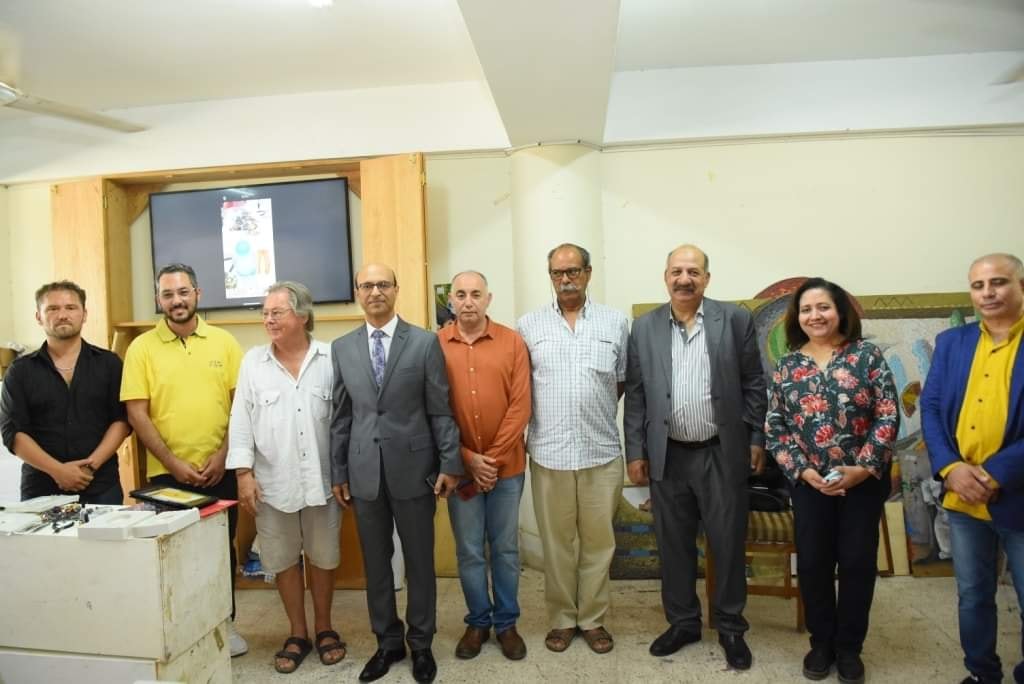 شهد الدكتور أحمد المنشاوي نائب رئيس الجامعة لشئون الدراسات العليا والبحوث والمشرف علي كلية الفنون الجميلة ختام أعمال الورشة الفنية الدولية بقسم التصوير بالكلية والتي امتدت فعالياتها في الفترة من 16 حتي 18 من يوليو الجاري