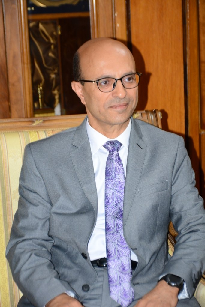 رئيس جامعة أسيوط يكرم ضيوف الجامعة المشاركين في ختام أعمال الورشة الفنية الدولية بقسم التصوير بكلية الفنون الجميلة