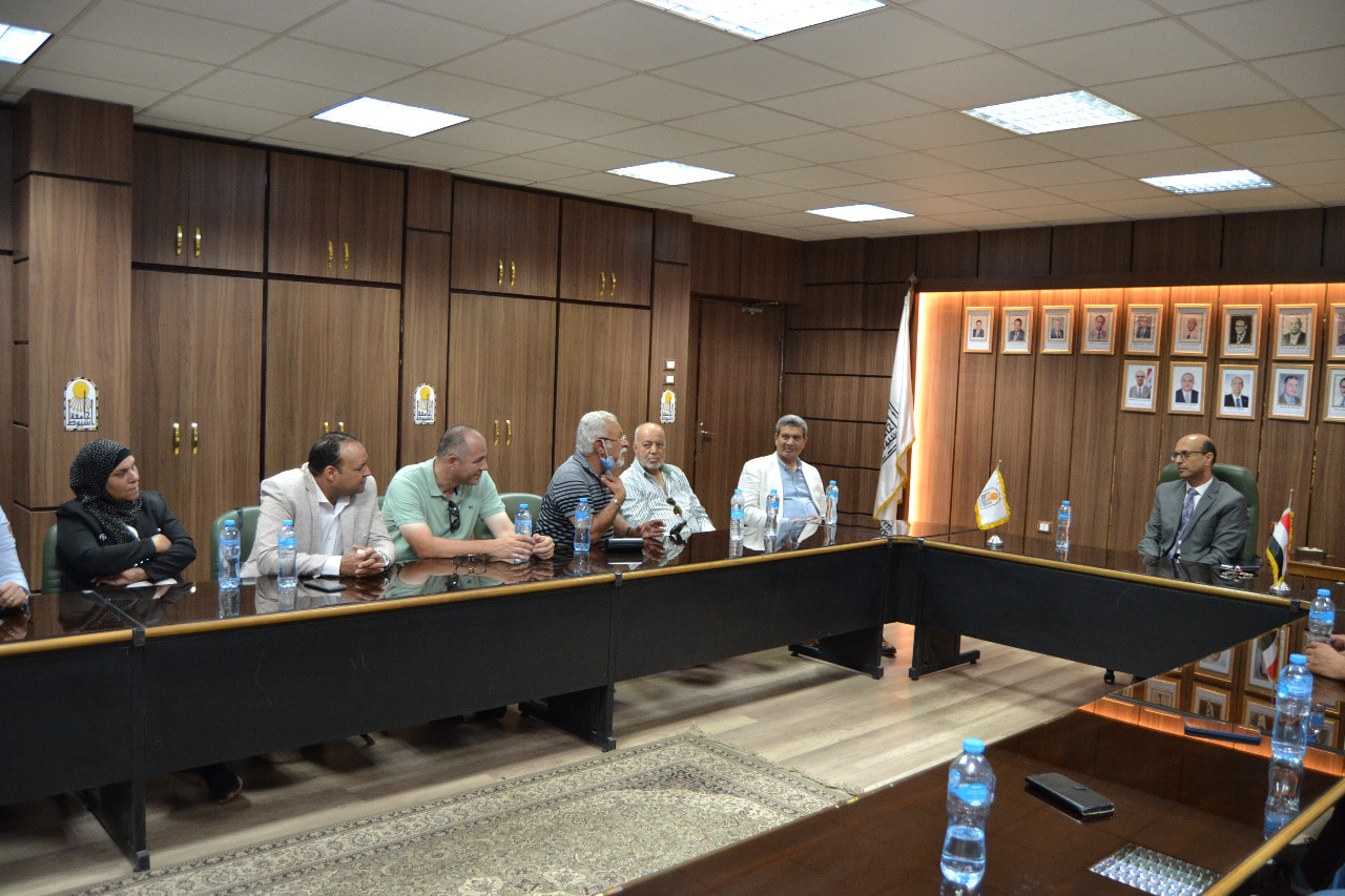 الأستاذ الدكتور أحمد المنشاوي نائب رئيس جامعة أسيوط لشئون الدراسات العليا والبحوث والمشرف على كلية الفنون الجميلة يستقبل أعضاء لجان تحكيم مشروع تخرج الدفعة الثانية لطلاب الفرقة الرابعة بقسم النحت و قسم الجرافيك بكلية الفنون الجميلة 