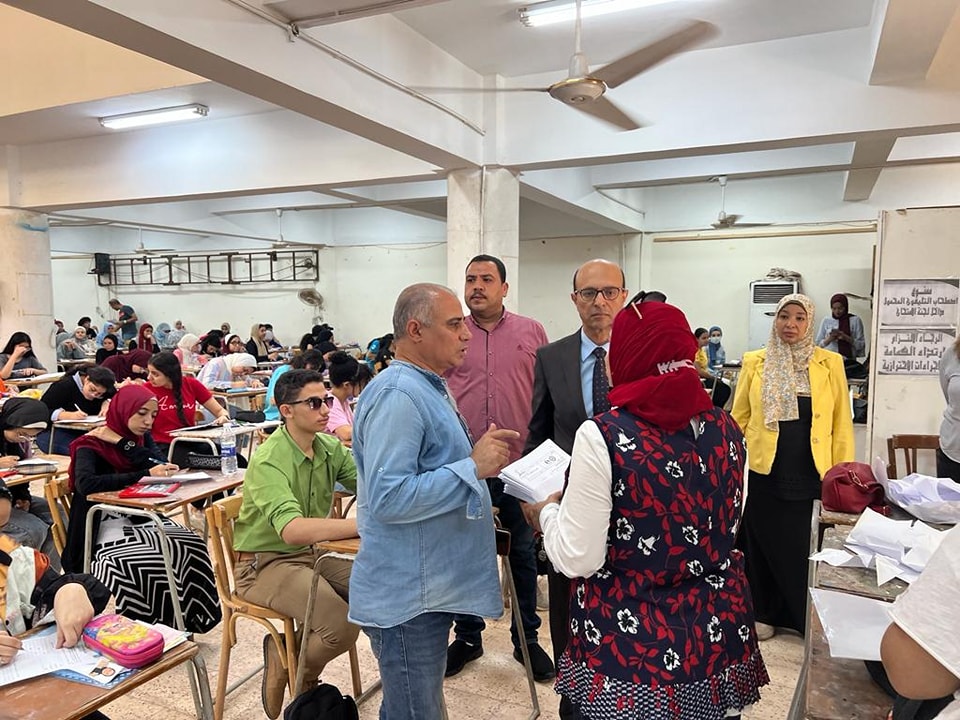 اوضح الاستاذ الدكتور أحمد المنشاوي ان هناك تزايد فى أعداد الطلاب المتقدمين لأداء اختبارات القدرات بالكلية للعام الدراسي ٢٠٢٢ /٢٠٢٣ حيث تقدم لاداء اختبارات القدرات بالكلية منذ بدء الاختبارات وحتى الأن ١٠٢٢ طالب لاختبار الفنون و ٥٢٦ طالب لاختبار العمارة  كما شدد سيادته على الالتزام بتطبيق الإجراءات الاحترازية والالتزام بكافة اللوائح والإجراءات والضوابط المتخذة لتوفير درجات الانضباط اثناء فترة الاختبارات