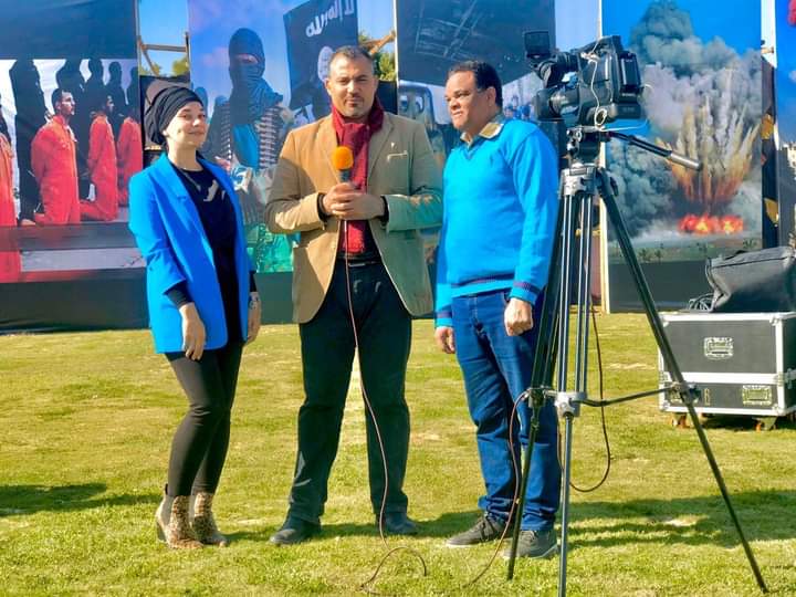 ​  يتقدم الاستاذ الدكتور /أحمد المنشاوى نائب رئيس الجامعة لشئون الدراسات العليا والبحوث والمشرف على الكلية بخالص الشكر إلى لجنة (حفل الصوت والضوء) والتى قامت بالإشراف على تنفيذ تصميم بانوراما تحت شعار ( الشعوب ضدد التطرف والإرهاب ) [إضغط و إسحب للتحريك] ​