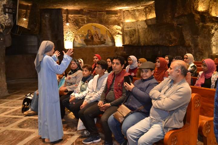 وذلك تحت رعاية السيد اللواء عصام سعد محافظ أسيوط و الاستاذ الدكتور  طارق الجمال  رئيس جامعة أسيوط ، والاستاذ الدكتور شحاتة غريب شلقامي نائب رئيس جامعة أسيوط لشئون التعليم والطلاب ،  والأستاذ الدكتور أحمد المنشاوي نائب رئيس الجامعة لشئون الدرسات العليا والبحوث والمشرف على كلية الفنون الجميلة والأستاذ الدكتور مها غانم نائب رئيس الجامعة لشئون خدمة المجتمع وتنمية البيئة  وتحت اشراف  الاستاذ الدكتور سحر بطرس نجيب وكيل الكلية لشئون خدمة المجتمع وتنمية البيئة الأستاذ الدكتور محمد عبدالحكيم  وكيل الكلية لشئون التعليم والطلاب ،  الأستاذ الدكتور محمد حلمي الحفناوى وكيل الكلية لشئون الدراسات العليا والبحوث والمشرف على قسم العمارة  والأستاذ الدكتور عاطف فاروق القرن مستشار الأنشطة الطلابية. والأستاذ الدكتور أبرار مصطفى ابراهيم مستشار التنشيط السياحي ، و الاستاذ عز الدين المنصوري مدير عام الإدارة العامة لرعاية الشباب،  و الاستاذة هبة حجازى مسئول وحدة التنشيط السياحى بالجامعة.  الاستاذ  عثمان الحسيني  مدير عام الهيئة الاقليمة للتنشيط السياحي وبتنظيم من اتحاد طلاب الكلية وإدارة رعاية الشباب بالكليه