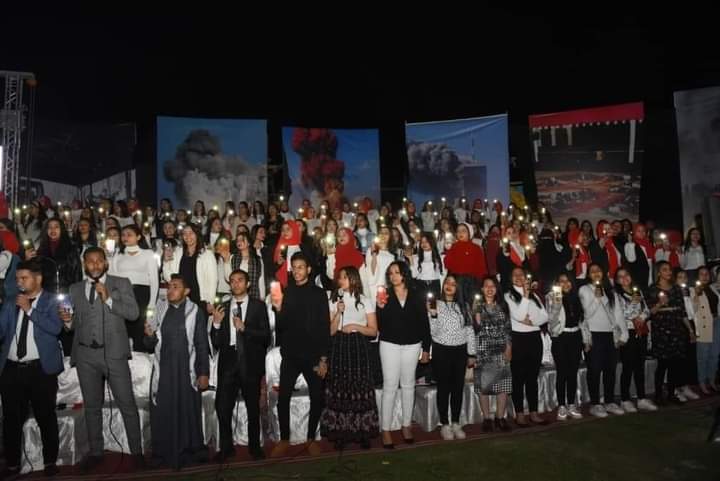 ​  يتقدم الاستاذ الدكتور /أحمد المنشاوى نائب رئيس الجامعة لشئون الدراسات العليا والبحوث والمشرف على الكلية بخالص الشكر إلى لجنة (حفل الصوت والضوء) والتى قامت بالإشراف على تنفيذ تصميم بانوراما تحت شعار ( الشعوب ضدد التطرف والإرهاب ) [إضغط و إسحب للتحريك] ​