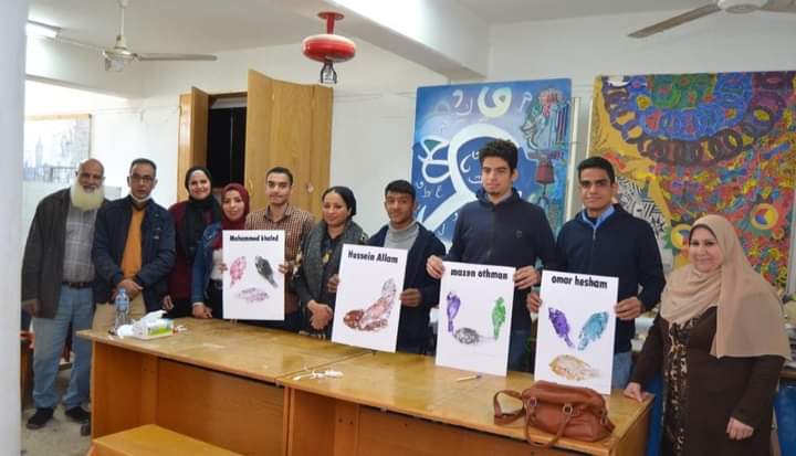 تحت رعاية الأستاذ الدكتور طارق الجمال رئيس جامعة أسيوط والأستاذ الدكتور شحاتة غريب نائب رئيس الجامعة لشئون التعليم والطلاب والأستاذ الدكتور أحمد المنشاوي نائب رئيس الجامعة لشئون الدراسات العليا والبحوث والمشرف على كلية الفنون الجميلة ، والأستاذ الدكتور مها غانم نائب رئيس الجامعة لشئون خدمة المجتمع وتنمية البيئة وتحت اشراف الأستاذ الدكتور سحر بطرس نجيب وكيل الكلية لشئون خدمة المجتمع وتنمية البيئة الاستاذ الدكتور محمد عبدالحكيم وكيل الكلية لشئون التعليم والطلاب وإدارة رعاية الشباب  وإدارة العلاقات العامة والإعلام بالكلية وفى اطار اهتمام قطاعي شئون التعليم و الطلاب وشئون خدمة المجتمع وتنمية البيئة نحو تنمية المواهب الفنية لطلاب ذوي الهمم فى مراحل تعليمهم المختلفة قامت كلية الفنون الجميلة بتنظيم ورشة فنية لذوى الهمم بالتعاون مع  قطاع شئون خدمة المجتمع وتنمية البيئة وقطاع شئون التعليم والطلاب بالجامعة للجهات التالية (مركز  رعاية ذوى الهمم بالجامعة ، كلية التربية النوعية -قسم التربية الفنية ، مدرسة المكفوفين ، الجمعية المصرية  لذوى الإعاقة السمعية ، الجمعية النسائية ) فى الفترة من ١٢ الى ١٧ مارس ٢٠٢٢ م يعقبه إقامة معرض لمنتجات الورشة وذلك يوم الاثنين الموافق ٢٢ مارس ٢٠٢٢م شارك فى الورشة قسم النحت والتصوير والجرافيك بالكلية وقد اوضحت الدكتورة سحر بطرس والدكتور محمد عبدالحكيم ان اليوم الاول للورشة قد تم بنجاح وحقق هدف الورشة بالدمج بين طلاب الكلية والطلاب ذوى الهمم وقد زار طلاب الورشة اقسام النحت والجرافيك والتصوير حسب الجدول المحدد وتفاعلوا مع طلاب الكلية فى الاقسام وقاموا بتنفيذ اعمال فنية متنوعة ومميزة والتى سوف يشاركون بها فى المعرض الخاص بهم فى نهاية الورشة وقد عبروا عن سعادتهم وشغفهم لاستكمال باقى ايام الورشة كما اوضحت الدكتورة / نهى المفتى المدرس بقسم الجرافيك ان طباعة العناصر الحية الطبيعية كانت بمثابة تشويق واثارة لطلاب الورشة حيث استمتعوا باساليب الطباعة المختلفة والملامس المتنوعة التى أثمرت عن إنتاج متميز وتوضيح مفهوم التصميم الجرافيكى بنظرياته المختلفة لدى طلاب الورشة