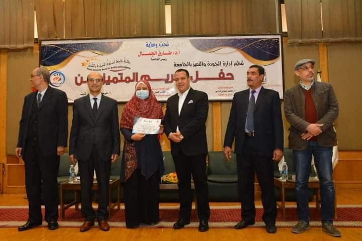 حيث تم تكريم فريق عمل كلية الفنون الجميلة  كما تم تكريم أ.م.د محسن سليم رئيس قسم النحت بالكلية وعضو لجنة تحكيم أفضل مدير عام وأفضل مدير إدارة وأفضل موظف  و شهد حضور  التكريم الاستاذ الدكتور شحاتة غريب نائب رئيس الجامعة لشئون التعليم والطلاب،  و الأستاذ الدكتور أحمد المنشاوي نائب رئيس الجامعة لشئون الدراسات العليا والبحوث والمشرف على كلية الفنون الحميلة ، والأستاذ مصطفى حسن أمين الجامعة المساعد والمدير التنفيذي للجائزة، والأستاذ وائل محمد محمود أمين الجامعة المساعد، والأستاذ محمد عباس مدير الجودة والتميز وممثل الإدارة العليا للجودة والمنسق العام للجائزة، وحشد كبير من أبناء الجامعة ضم عمداء وأعضاء هيئة التدريس بعدد من الكليات، وقيادات وأعضاء الجهاز الإداري للجامعة. وتقدم الاستاذ الدكتور احمد المنشاوي بخالص الشكر لفريق عمل كلية الفنون الجميلة لما بذلوه من مجهود متميز ومشاركة فعالة وإيجابية في جائزة الجودة والتميز  *وتكون فريق العمل من السادة :  ا .د سحر بطرس وكيل الكليه لشئون  خدمة المجتمع وتنمية البيئة د.م أمل عبد الوارث محمد مدير وحدة ضمان الجودة ورئيس فريق العمل د رقية البشيهي مدير وحدة تكنولوجيا المعلومات ونائب رئيس فريق العمل ا . مخلص فاروق امين الكلية  ا . نهال فتحى المسئول الاداري لوحدة ضمان الجودة ا .احمد  عطيفى مدير إدارة رعاية الشباب ا. علاء  يوسف  بإدارة شئون العاملين  ا.  زينب  حسني بمكتبة الكليه