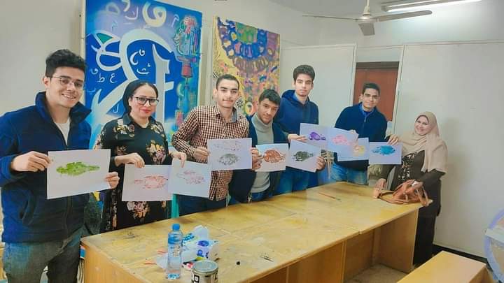 تحت رعاية الأستاذ الدكتور طارق الجمال رئيس جامعة أسيوط والأستاذ الدكتور شحاتة غريب نائب رئيس الجامعة لشئون التعليم والطلاب والأستاذ الدكتور أحمد المنشاوي نائب رئيس الجامعة لشئون الدراسات العليا والبحوث والمشرف على كلية الفنون الجميلة ، والأستاذ الدكتور مها غانم نائب رئيس الجامعة لشئون خدمة المجتمع وتنمية البيئة وتحت اشراف الأستاذ الدكتور سحر بطرس نجيب وكيل الكلية لشئون خدمة المجتمع وتنمية البيئة الاستاذ الدكتور محمد عبدالحكيم وكيل الكلية لشئون التعليم والطلاب وإدارة رعاية الشباب  وإدارة العلاقات العامة والإعلام بالكلية وفى اطار اهتمام قطاعي شئون التعليم و الطلاب وشئون خدمة المجتمع وتنمية البيئة نحو تنمية المواهب الفنية لطلاب ذوي الهمم فى مراحل تعليمهم المختلفة قامت كلية الفنون الجميلة بتنظيم ورشة فنية لذوى الهمم بالتعاون مع  قطاع شئون خدمة المجتمع وتنمية البيئة وقطاع شئون التعليم والطلاب بالجامعة للجهات التالية (مركز  رعاية ذوى الهمم بالجامعة ، كلية التربية النوعية -قسم التربية الفنية ، مدرسة المكفوفين ، الجمعية المصرية  لذوى الإعاقة السمعية ، الجمعية النسائية ) فى الفترة من ١٢ الى ١٧ مارس ٢٠٢٢ م يعقبه إقامة معرض لمنتجات الورشة وذلك يوم الاثنين الموافق ٢٢ مارس ٢٠٢٢م شارك فى الورشة قسم النحت والتصوير والجرافيك بالكلية وقد اوضحت الدكتورة سحر بطرس والدكتور محمد عبدالحكيم ان اليوم الاول للورشة قد تم بنجاح وحقق هدف الورشة بالدمج بين طلاب الكلية والطلاب ذوى الهمم وقد زار طلاب الورشة اقسام النحت والجرافيك والتصوير حسب الجدول المحدد وتفاعلوا مع طلاب الكلية فى الاقسام وقاموا بتنفيذ اعمال فنية متنوعة ومميزة والتى سوف يشاركون بها فى المعرض الخاص بهم فى نهاية الورشة وقد عبروا عن سعادتهم وشغفهم لاستكمال باقى ايام الورشة كما اوضحت الدكتورة / نهى المفتى المدرس بقسم الجرافيك ان طباعة العناصر الحية الطبيعية كانت بمثابة تشويق واثارة لطلاب الورشة حيث استمتعوا باساليب الطباعة المختلفة والملامس المتنوعة التى أثمرت عن إنتاج متميز وتوضيح مفهوم التصميم الجرافيكى بنظرياته المختلفة لدى طلاب الورشة