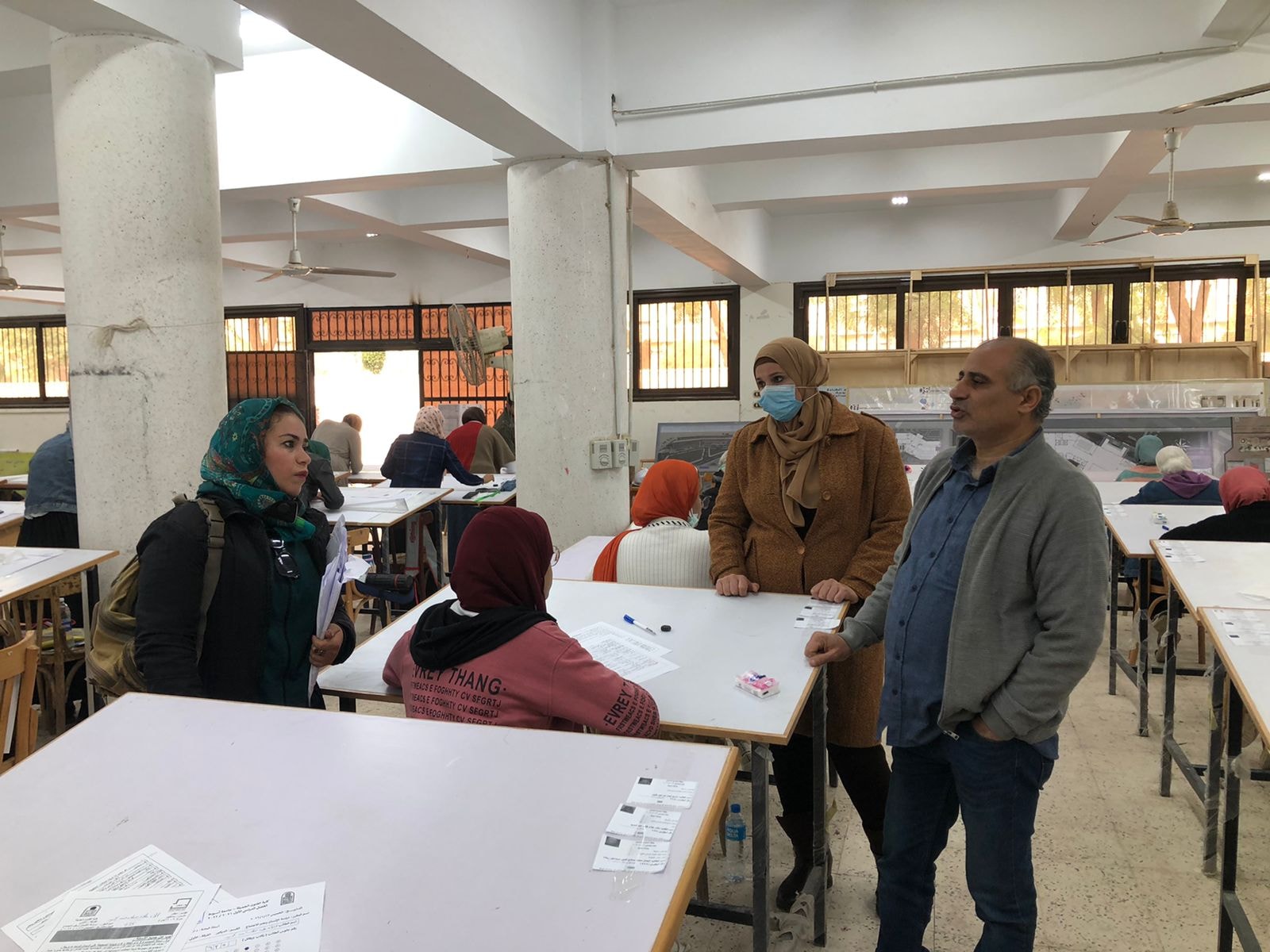 متابعة امتحانات الفصل الدراسي الأول للعام الجامعى ٢٠٢٢/٢٠٢١ م اليوم الخامس للفرقة الأعدادي ديكور ، والفرقة الاولي تصوير وجرافيك ونحت