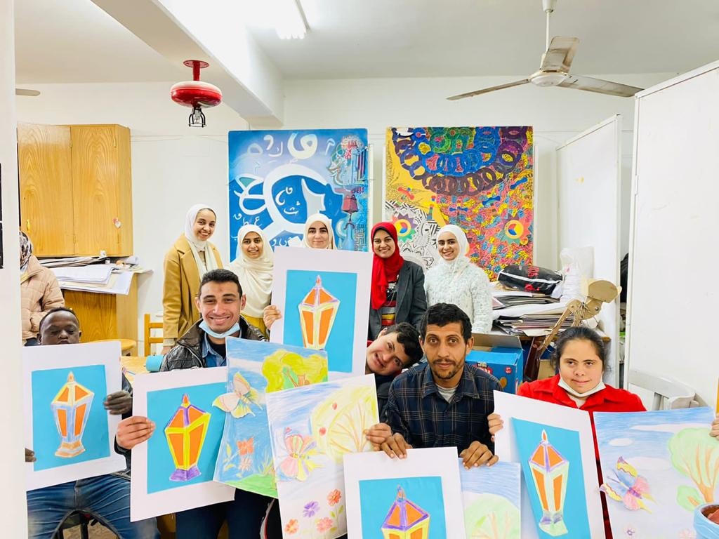 تحت رعاية الأستاذ الدكتور احمد المنشاوي نائب رئيس الجامعة لشئون الدراسات العليا والبحوث والمشرف على كلية الفنون الجميلة  وتحت اشراف دكتورة سحر بطرس وكيل الكلية لشئون خدمة المجتمع وتنمية البيئة ودكتور محمد عبد الحكيم وكيل الكلية لشئون الطلاب وإدارة رعاية الشباب وإدارة العلاقات العامة والاعلام بالكلية  ، حيث استقبلت الكلية الطلاب ذوي الهمم من طلاب مركز رعاية ذوى الهمم بالجامعة ، كلية التربية النوعية -قسم التربية الفنية ، مدرسة المكفوفين ، الجمعية المصرية لذوى الإعاقة السمعية ، الجمعية النسائية لمشاركتهم العمل وسط ابناء الكلية من الطلبة لمحاولة ادماجهم في المجتمع وتنمية مواهبهم وقد أوضحت د/ نجلاء بدوي هارون  المدرس بقسم التصوير من خلال الورشة تعريف ونشأت فن الإبرو. ( الرسم على الماء ) وأن الهدف من هذه الورشة لطلاب ذوي الهمم تنمية القدرة البصرية وتوسيع افاقهم الفكرية وإثارة شغفهم تجاه الالوان وقدرتهم على التخيل مما ساعد في إنتاج أعمال فنية متميزة وان كل منهم على حدة له مجموعة لونية مفضلة وجميلة . و أكدت د. هبه فوزى المدرس بقسم الجرافيك على أهمية الفن فى تطوير شخصيات تلك الطلاب نظرا لما لديهم من اختلافات في الجسد أو الفكر أو في الحس ، الأمر الذي يحد من قدرتهم على ممارسة النشاطات الأساسية والشخصية والاجتماعية . و من هنا تبنت كلية الفنون الجميلة جامعة اسيوط هذه المبادرة لتقديم دور فعال فى اظهار المهارات الفنية المتعددة لتلك الطلاب ودمجهم مع المجتمع الخارجى للارتقاء بمهارتهم و الكشف عن المواهب الفنية الموجودة فيهم لاخراج منتج فنى يعبر عن القدرات الخاصة لهم  وقد اثمرت الورشة اعمال فنية عديدة ناتج من التزام وتواجد الطلاب ذوى الهمم والمجهود المبذول والاصرار على العمل والتواصل مع طلاب الكلية