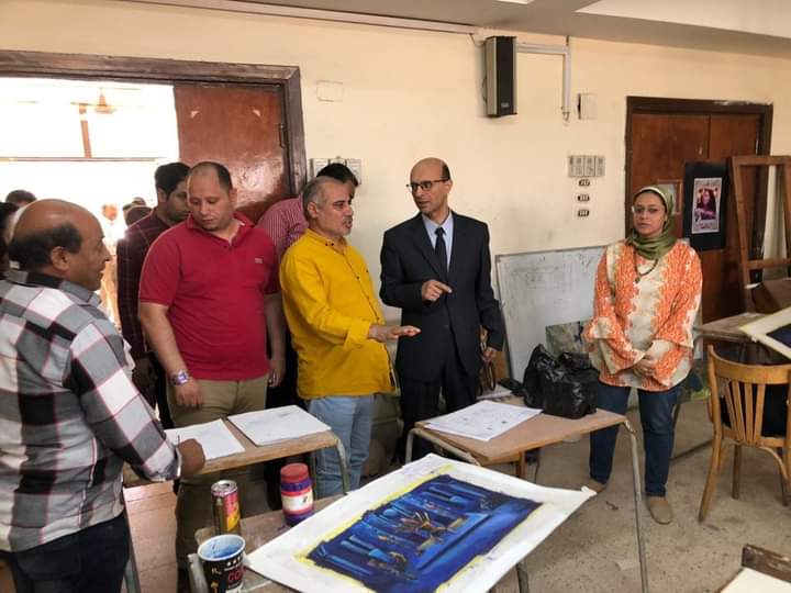 الاستاذ  الدكتور أحمد المنشاوي نائب رئيس الجامعة لشئون الدراسات العليا و البحوث و المشرف على كلية الفنون الجميلة يتفقد انتظام أعمال امتحانات الفصل الدراسي الثاني  لطلاب الفرقة الرابعة بكلية الفنون الجميلة
