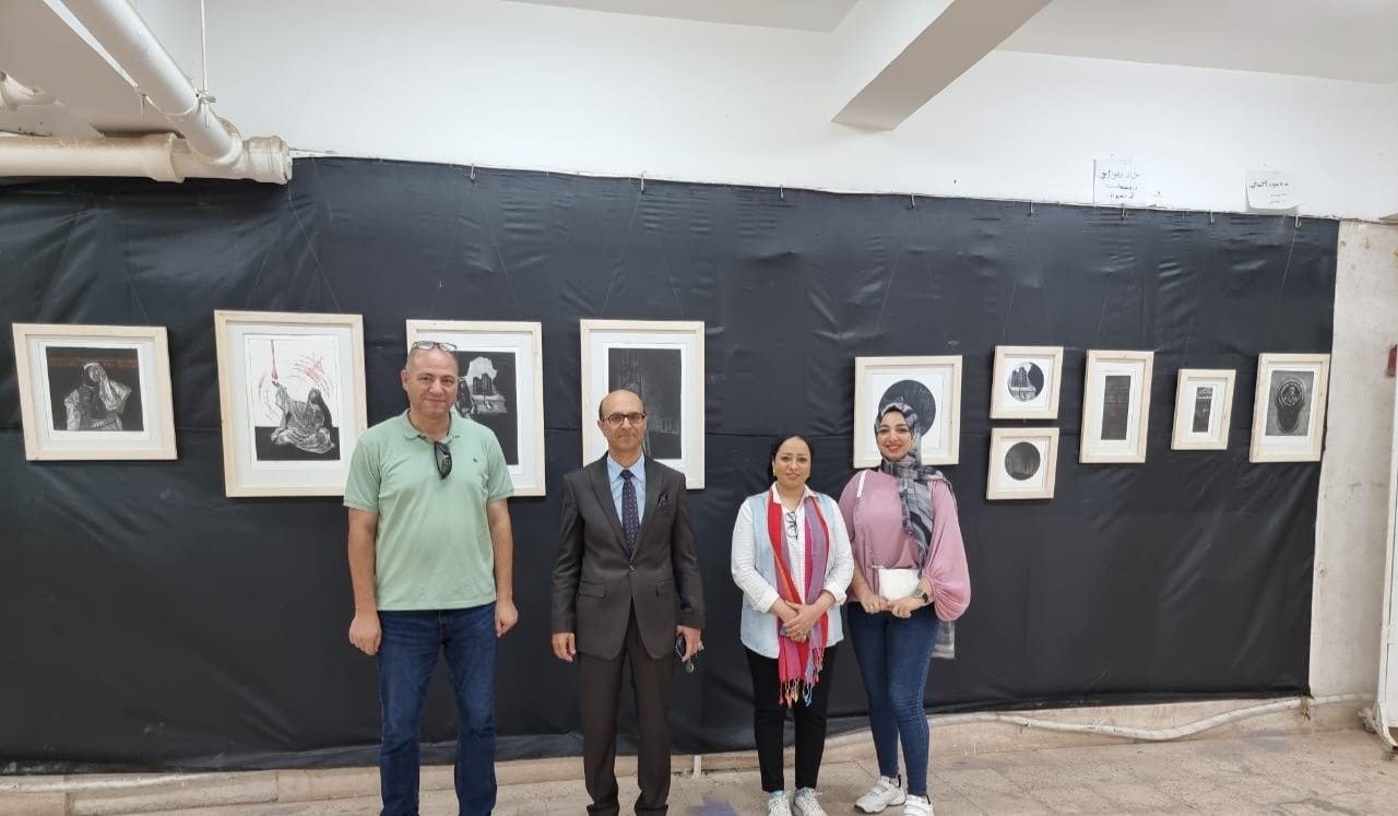 الأستاذ الدكتور أحمد المنشاوي نائب رئيس جامعة أسيوط لشئون الدراسات العليا والبحوث والمشرف على كلية الفنون الجميلة يستقبل أعضاء لجان تحكيم مشروع تخرج الدفعة الثانية لطلاب الفرقة الرابعة بقسم النحت و قسم الجرافيك بكلية الفنون الجميلة 