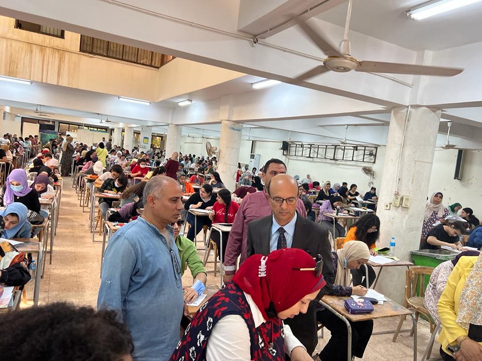 اوضح الاستاذ الدكتور أحمد المنشاوي ان هناك تزايد فى أعداد الطلاب المتقدمين لأداء اختبارات القدرات بالكلية للعام الدراسي ٢٠٢٢ /٢٠٢٣ حيث تقدم لاداء اختبارات القدرات بالكلية منذ بدء الاختبارات وحتى الأن ١٠٢٢ طالب لاختبار الفنون و ٥٢٦ طالب لاختبار العمارة  كما شدد سيادته على الالتزام بتطبيق الإجراءات الاحترازية والالتزام بكافة اللوائح والإجراءات والضوابط المتخذة لتوفير درجات الانضباط اثناء فترة الاختبارات