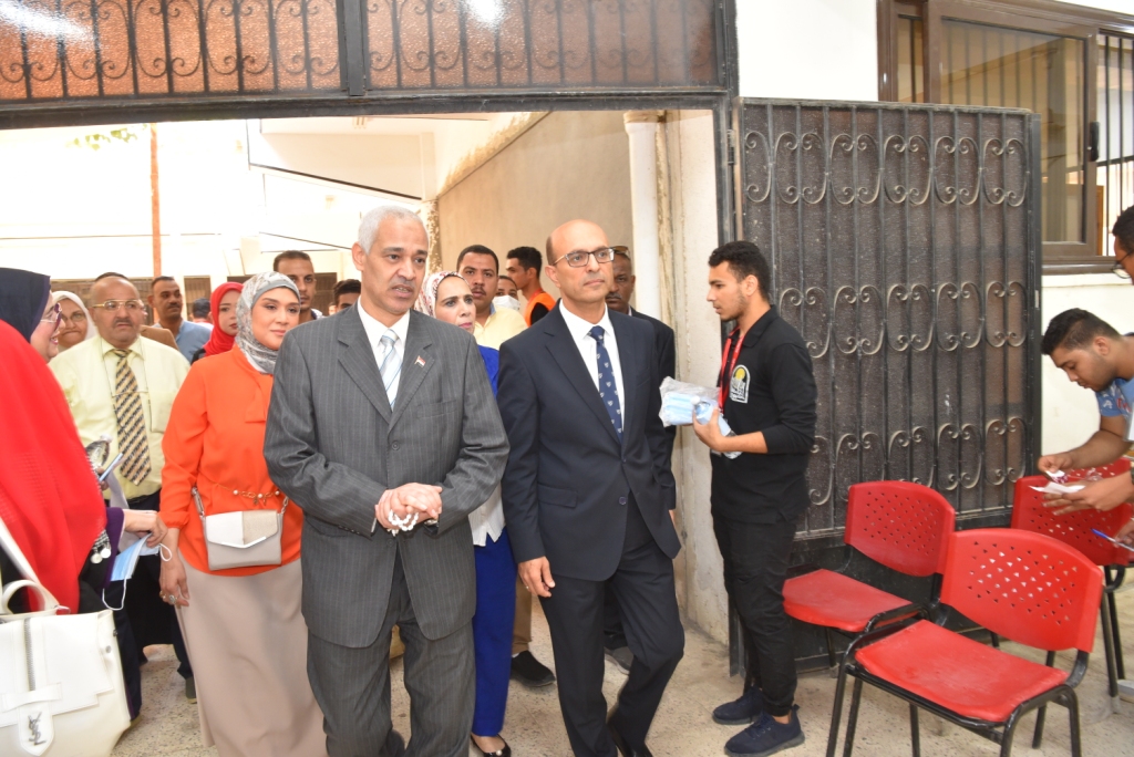 رئيس جامعة أسيوط يتفقد إنطلاق أعمال الكشف الطبى على الطلاب الجدد
