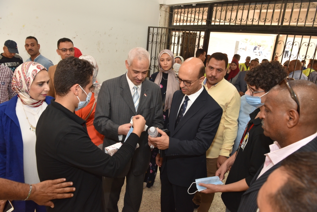 رئيس جامعة أسيوط يتفقد إنطلاق أعمال الكشف الطبى على الطلاب الجدد