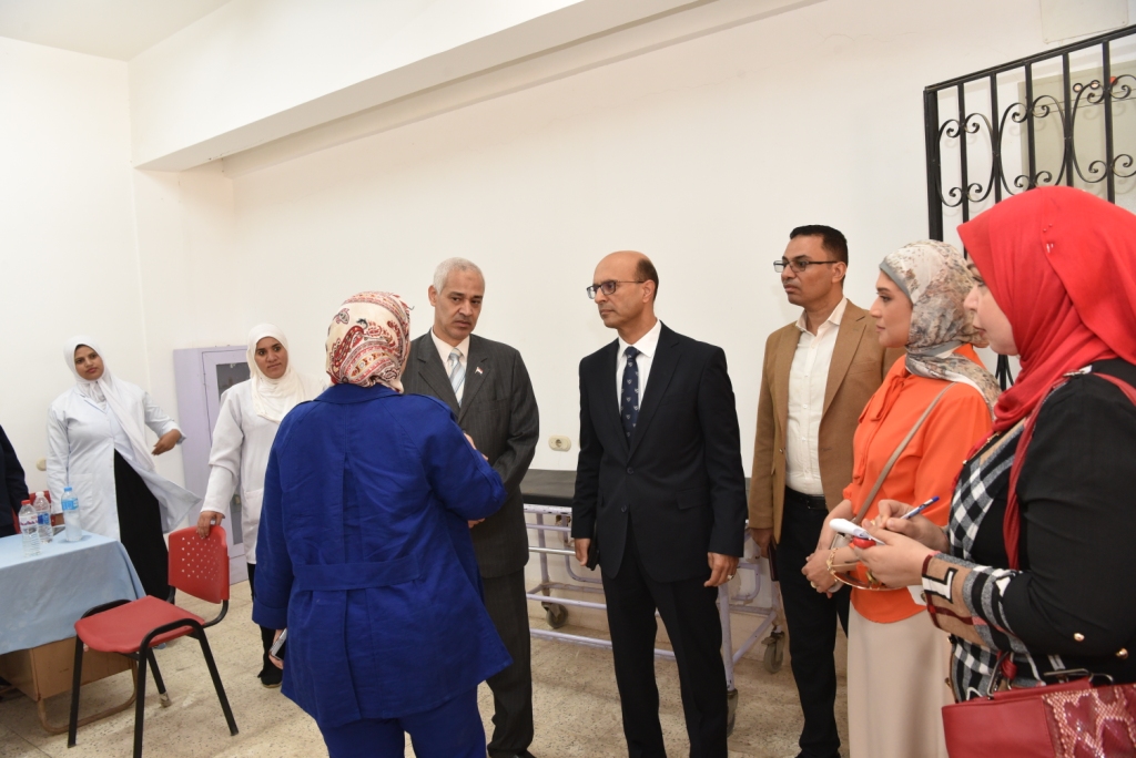 رئيس جامعة أسيوط يتفقد إنطلاق أعمال الكشف الطبى على الطلاب الجدد