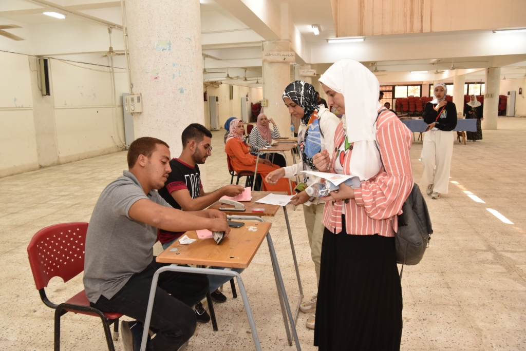 رئيس جامعة أسيوط يتفقد إنطلاق أعمال الكشف الطبى على الطلاب الجدد