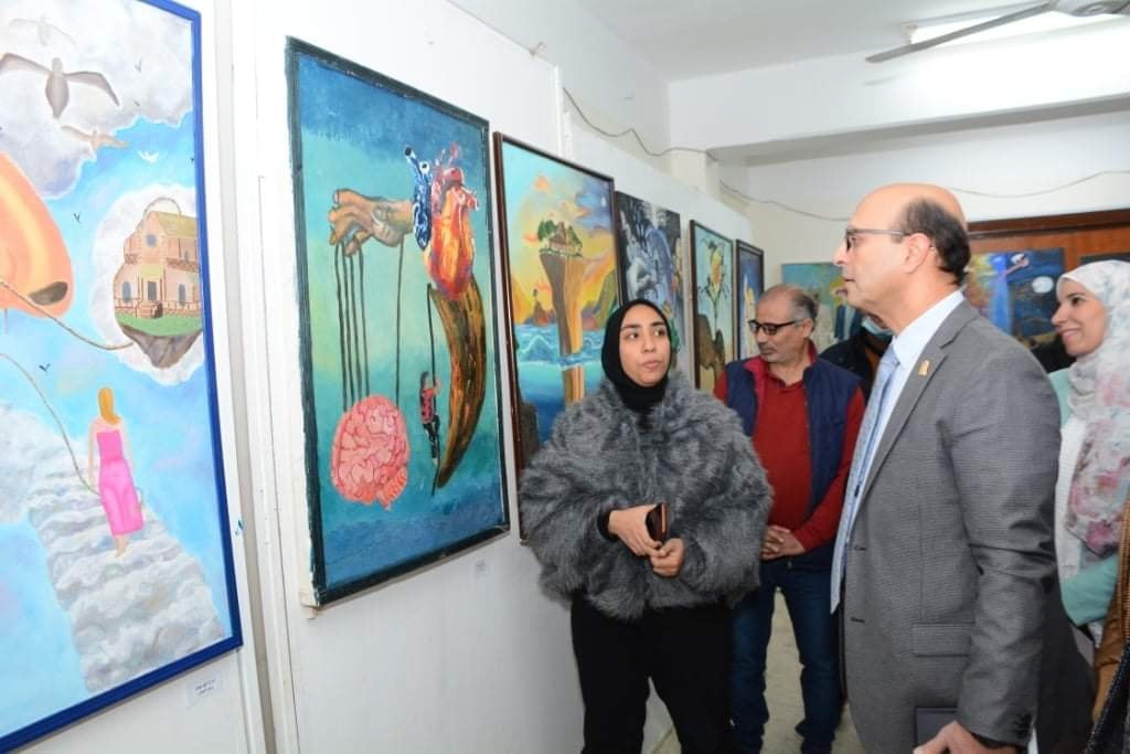 لأستاذ الدكتور / أحمد المنشاوي نائب رئيس الجامعة لشئون الدراسات العليا والبحوث والمشرف على الكلية يفتتح معرضاً فنيا بكلية الفنون الجميلة بعنوان " الحقيقة بأعيننا "