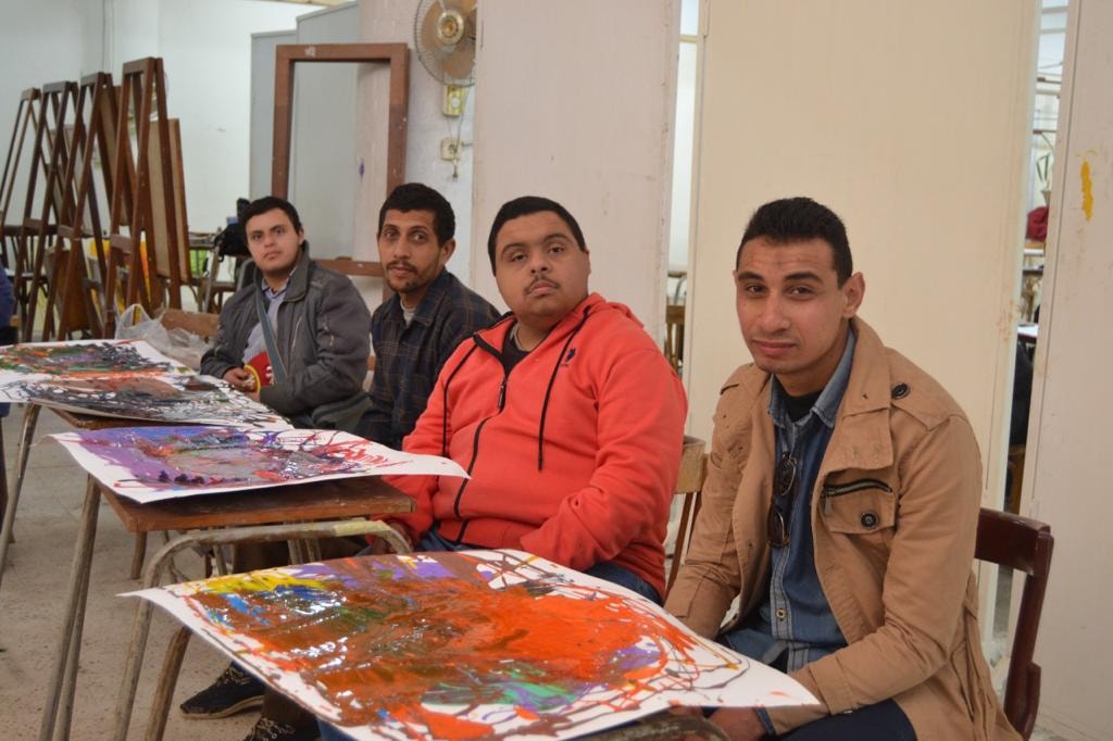 في إطار التعاون بين مؤسسات وكليات جامعة اسيوط العريقة وفئات المجتمع الخارجى تستكمل كلية الفنون الجميلة ليومها الثانى ورشة ذوى الهمم