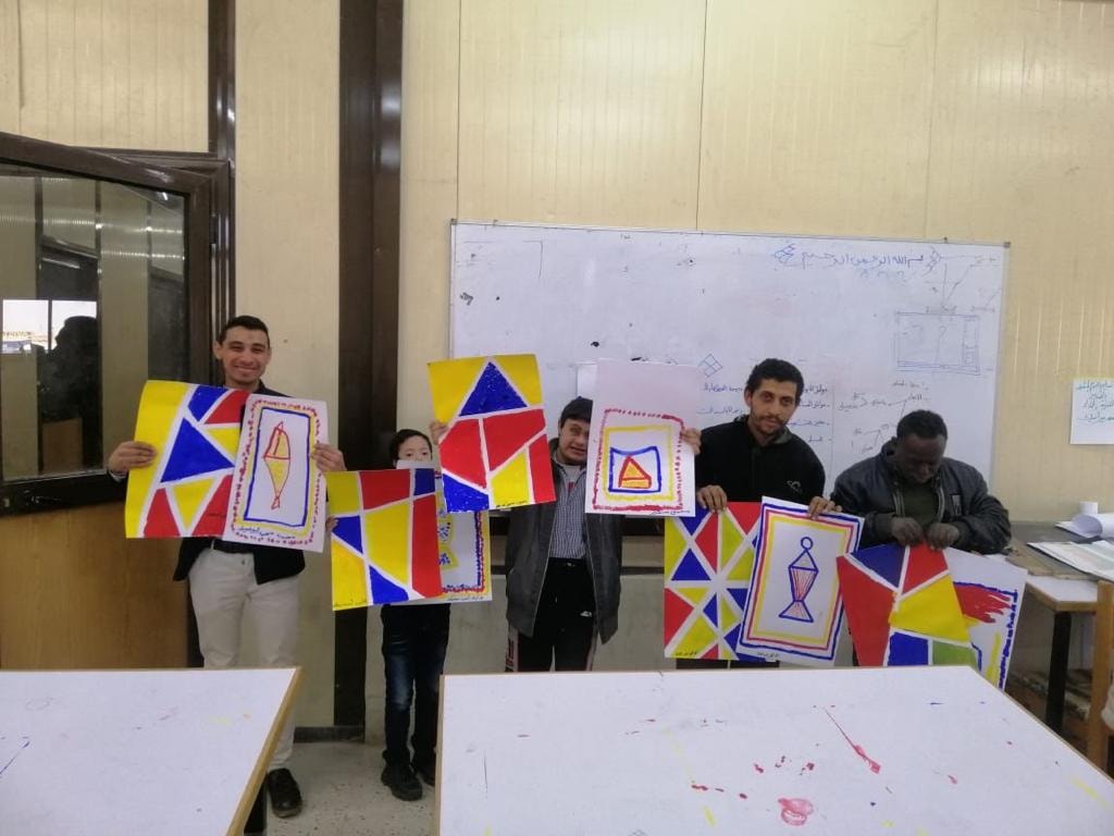 تحت رعاية الأستاذ الدكتور احمد المنشاوي نائب رئيس الجامعة لشئون الدراسات العليا والبحوث والمشرف على كلية الفنون الجميلة  وتحت اشراف دكتورة سحر بطرس وكيل الكلية لشئون خدمة المجتمع وتنمية البيئة ودكتور محمد عبد الحكيم وكيل الكلية لشئون الطلاب وإدارة رعاية الشباب وإدارة العلاقات العامة والاعلام بالكلية  ، حيث استقبلت الكلية الطلاب ذوي الهمم من طلاب مركز رعاية ذوى الهمم بالجامعة ، كلية التربية النوعية -قسم التربية الفنية ، مدرسة المكفوفين ، الجمعية المصرية لذوى الإعاقة السمعية ، الجمعية النسائية لمشاركتهم العمل وسط ابناء الكلية من الطلبة لمحاولة ادماجهم في المجتمع وتنمية مواهبهم وقد أوضحت د/ نجلاء بدوي هارون  المدرس بقسم التصوير من خلال الورشة تعريف ونشأت فن الإبرو. ( الرسم على الماء ) وأن الهدف من هذه الورشة لطلاب ذوي الهمم تنمية القدرة البصرية وتوسيع افاقهم الفكرية وإثارة شغفهم تجاه الالوان وقدرتهم على التخيل مما ساعد في إنتاج أعمال فنية متميزة وان كل منهم على حدة له مجموعة لونية مفضلة وجميلة . و أكدت د. هبه فوزى المدرس بقسم الجرافيك على أهمية الفن فى تطوير شخصيات تلك الطلاب نظرا لما لديهم من اختلافات في الجسد أو الفكر أو في الحس ، الأمر الذي يحد من قدرتهم على ممارسة النشاطات الأساسية والشخصية والاجتماعية . و من هنا تبنت كلية الفنون الجميلة جامعة اسيوط هذه المبادرة لتقديم دور فعال فى اظهار المهارات الفنية المتعددة لتلك الطلاب ودمجهم مع المجتمع الخارجى للارتقاء بمهارتهم و الكشف عن المواهب الفنية الموجودة فيهم لاخراج منتج فنى يعبر عن القدرات الخاصة لهم  وقد اثمرت الورشة اعمال فنية عديدة ناتج من التزام وتواجد الطلاب ذوى الهمم والمجهود المبذول والاصرار على العمل والتواصل مع طلاب الكلية