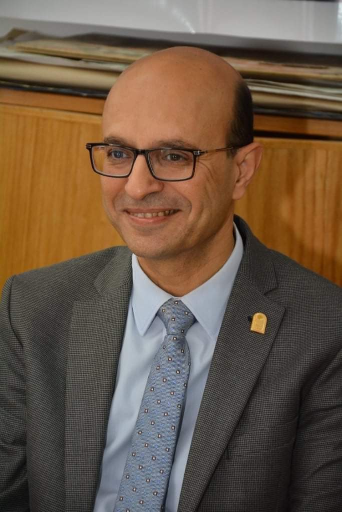 الأستاذ الدكتور احمد المنشاوي نائب رئيس الجامعة لشئون الدراسات العليا والبحوث والمشرف على كلية الفنون الجميلة يشهد انطلاق اعمال ورشة عمل تحت عنوان" تقنيات الطبعة الفنية لطلاب قسم الجرافيك "