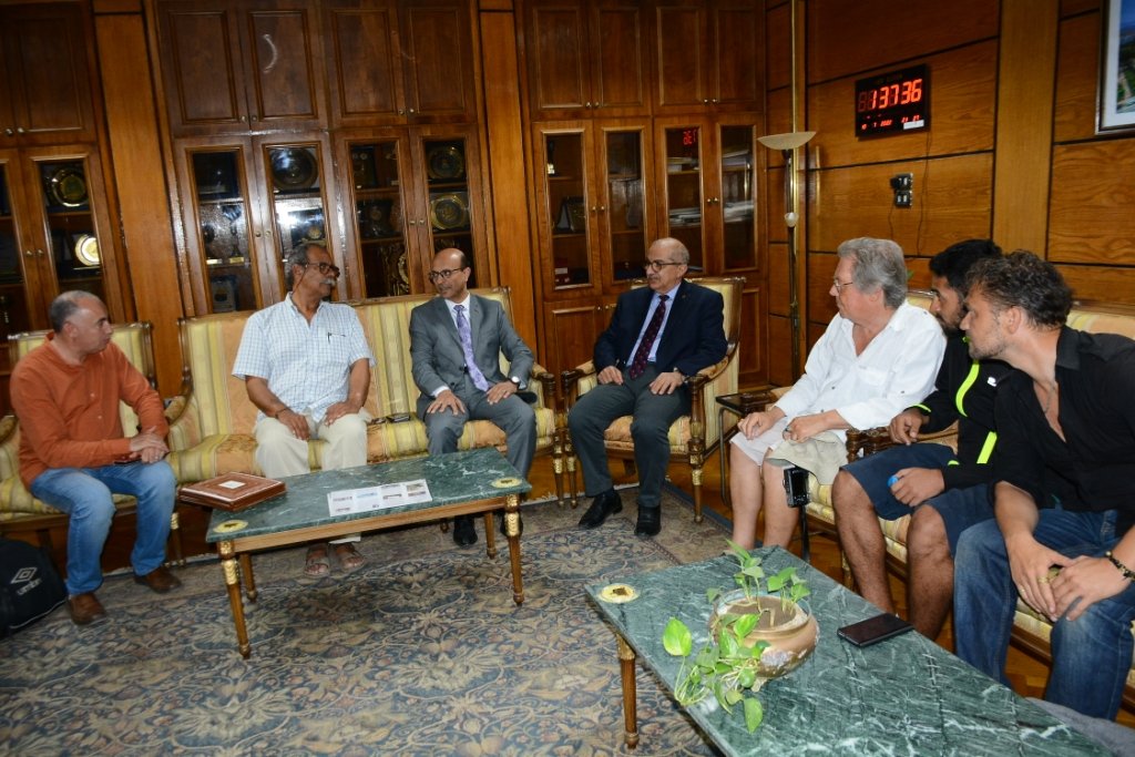 رئيس جامعة أسيوط يكرم ضيوف الجامعة المشاركين في ختام أعمال الورشة الفنية الدولية بقسم التصوير بكلية الفنون الجميلة