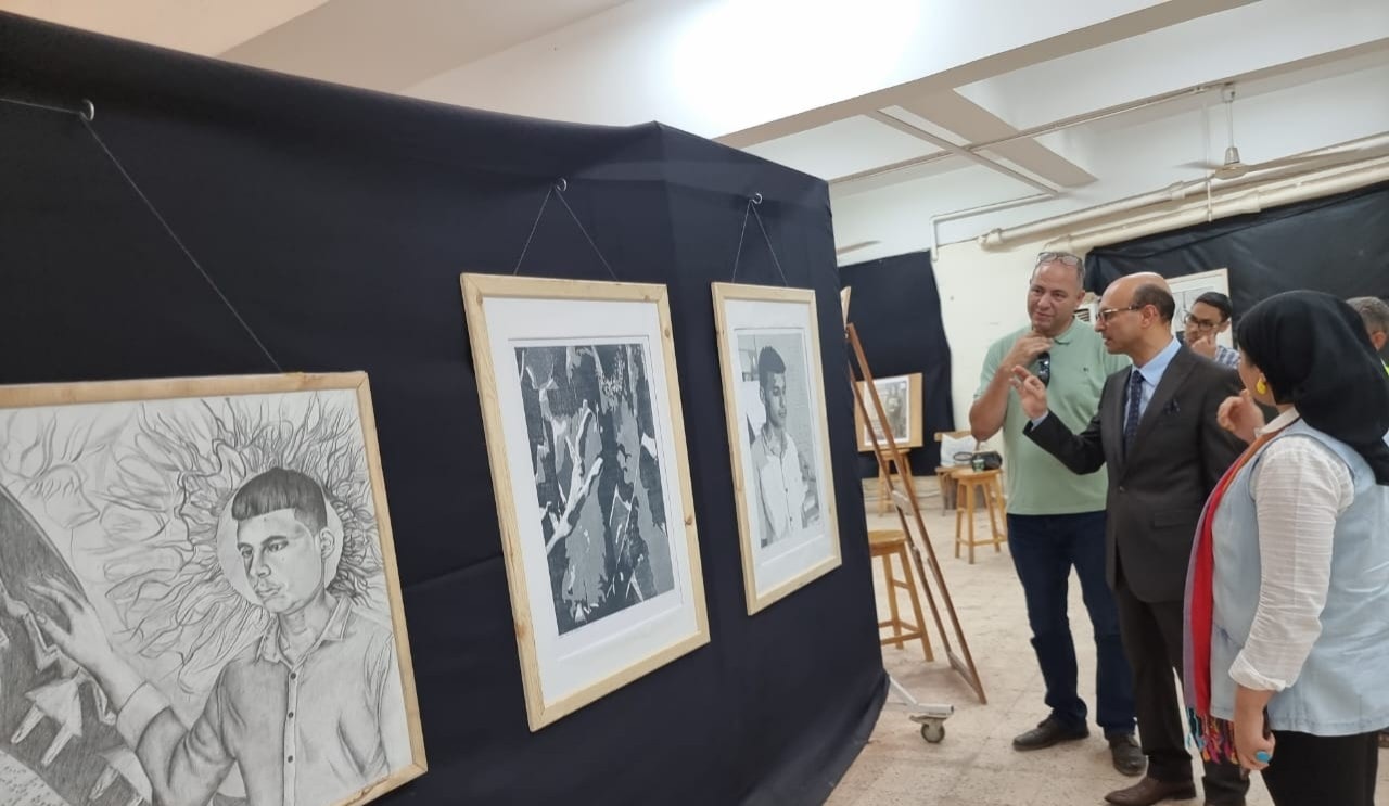 الأستاذ الدكتور أحمد المنشاوي نائب رئيس جامعة أسيوط لشئون الدراسات العليا والبحوث والمشرف على كلية الفنون الجميلة يستقبل أعضاء لجان تحكيم مشروع تخرج الدفعة الثانية لطلاب الفرقة الرابعة بقسم النحت و قسم الجرافيك بكلية الفنون الجميلة 