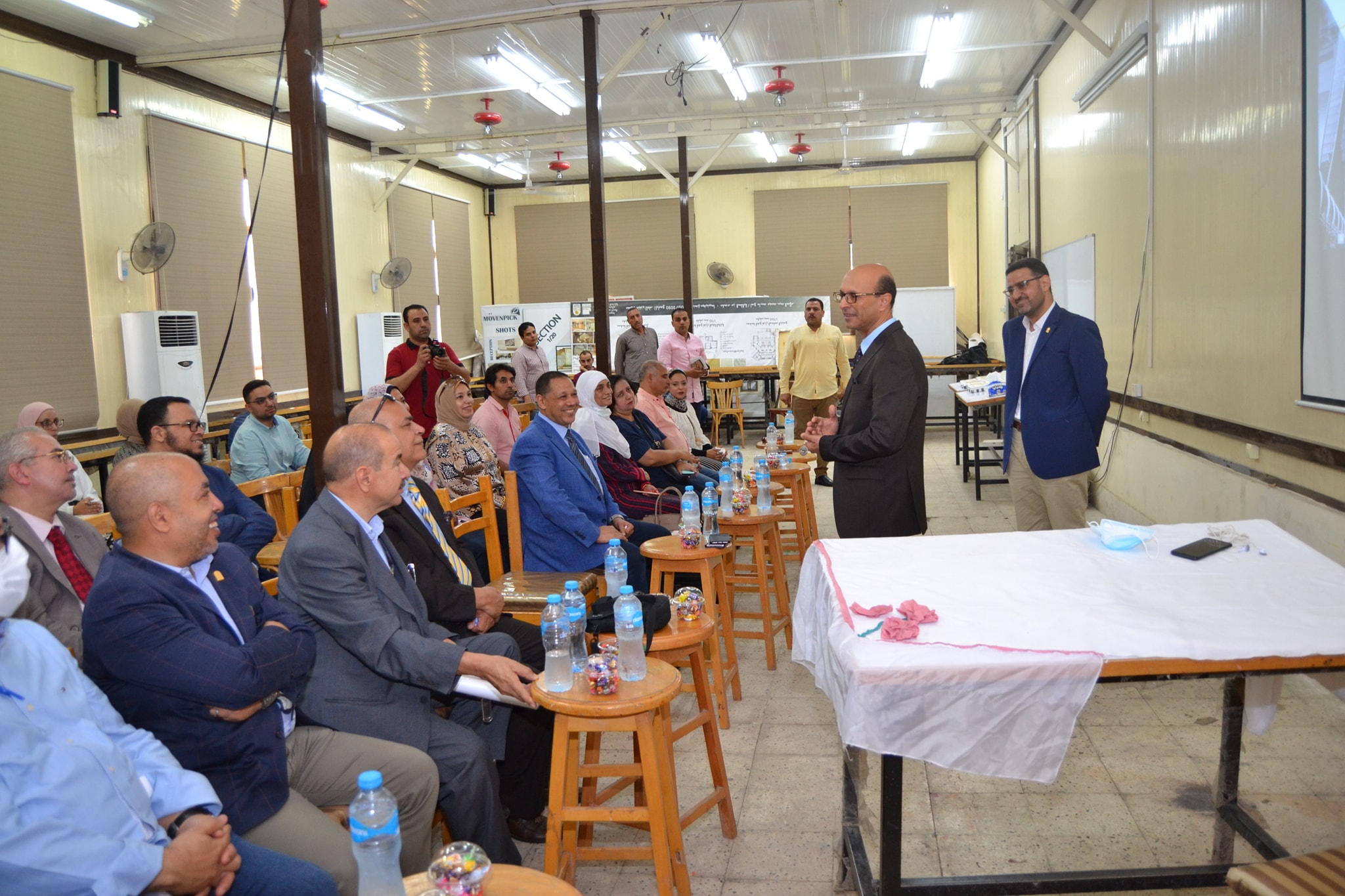 شهد الأستاذ الدكتور أحمد المنشاوى نائب رئيس الجامعة لشئون الدراسات العليا والبحوث والمشرف العام علي كلية الفنون الجميلة إنطلاق فاعليات حفل مشاريع تخرج قسم العمارة بكلية الفنون الجميلة الدفعة الثانية 