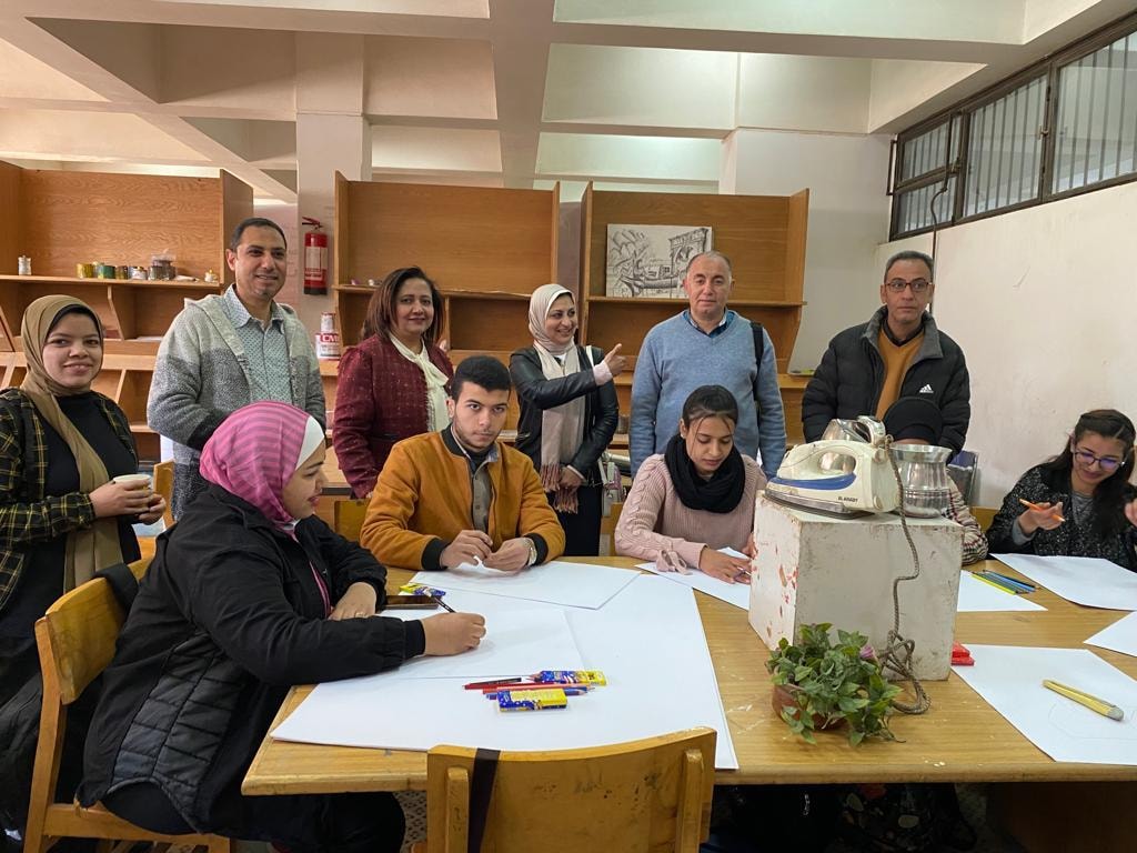 في إطار التعاون بين مؤسسات وكليات جامعة اسيوط العريقة وفئات المجتمع الخارجى تستكمل كلية الفنون الجميلة ليومها الثانى ورشة ذوى الهمم