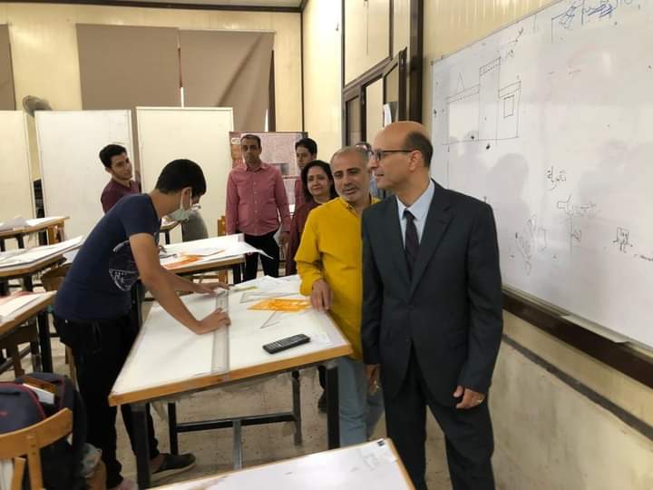 الاستاذ  الدكتور أحمد المنشاوي نائب رئيس الجامعة لشئون الدراسات العليا و البحوث و المشرف على كلية الفنون الجميلة يتفقد انتظام أعمال امتحانات الفصل الدراسي الثاني  لطلاب الفرقة الرابعة بكلية الفنون الجميلة